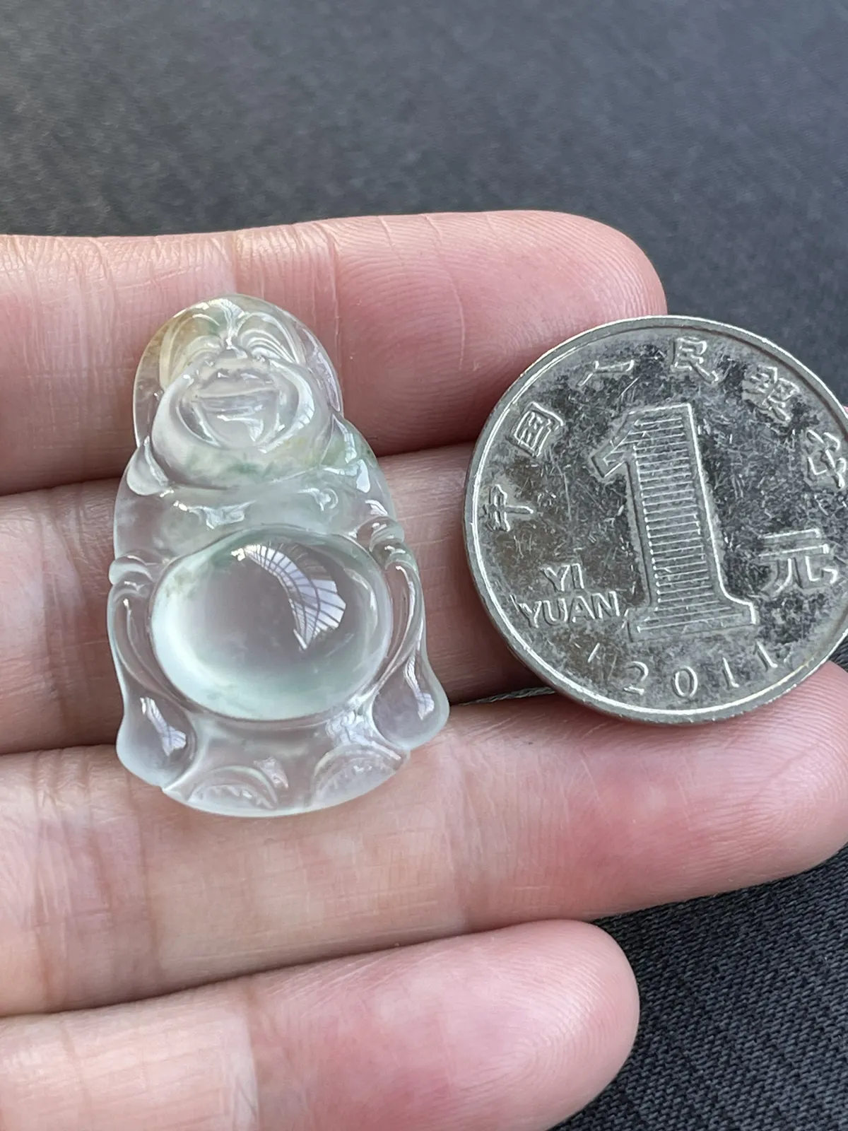 缅甸翡翠A货，站佛起荧光，上身效果好，饱满，一生平安，幸福美满。