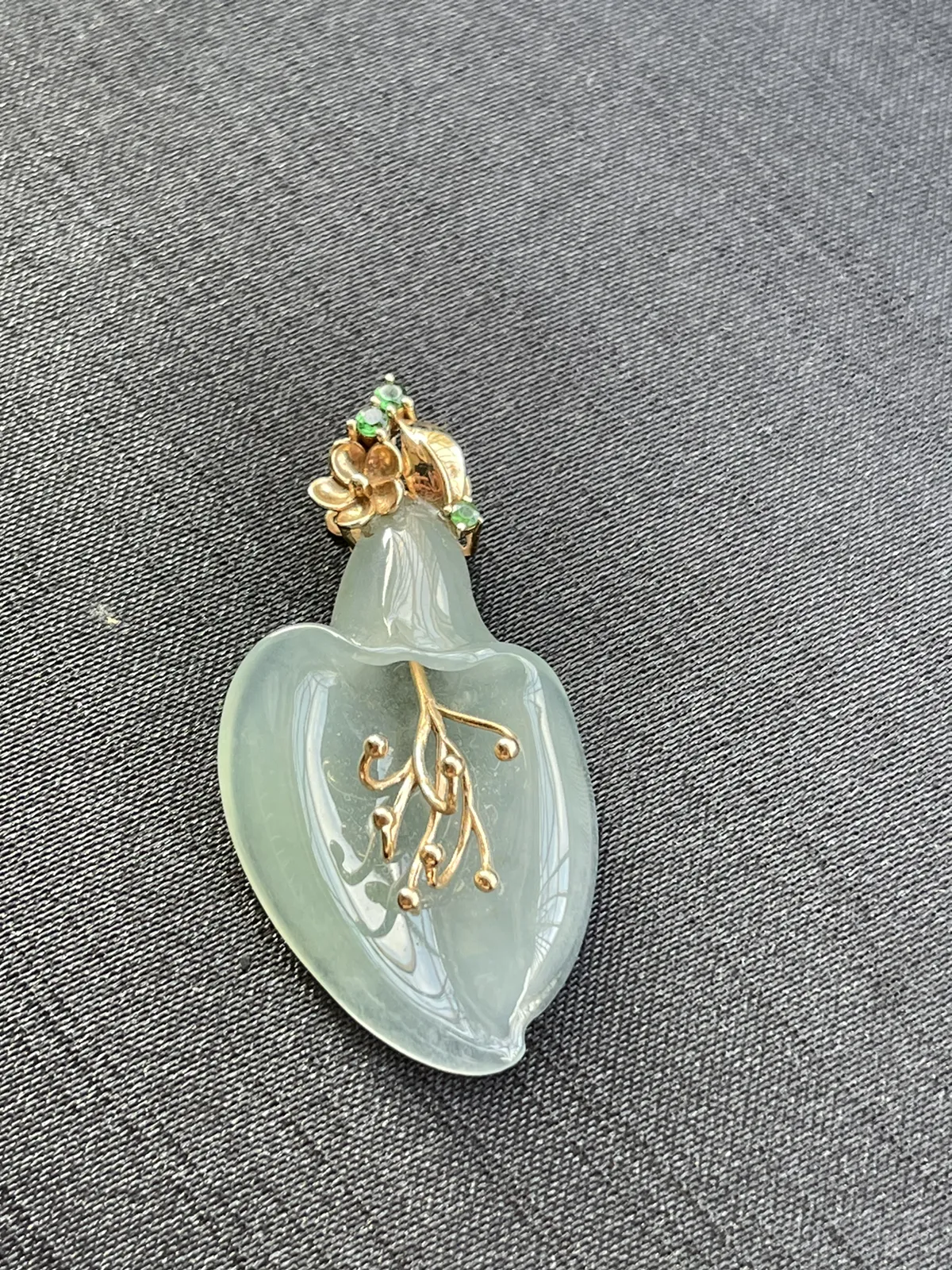 缅甸翡翠A货，玉兰花，花开富贵，很有特色，上身效果很好，裸石尺寸36.89/24.5/6