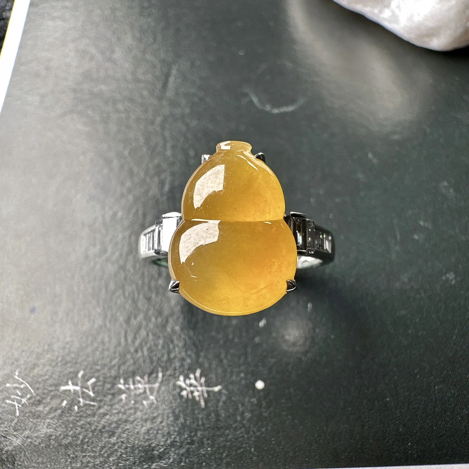 【冰种黄翡葫芦吊坠】种地优秀，通透闪亮，起光的料子，厚度很好，18k金钻镶嵌，裸石尺寸13.5*9.