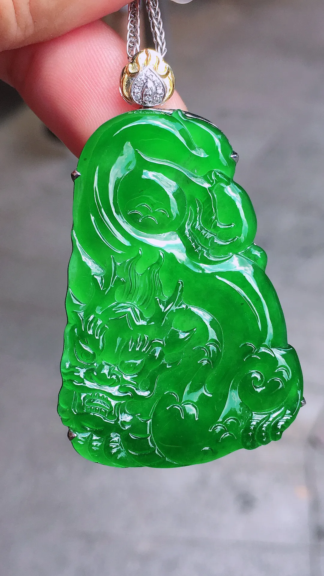 阳绿【龙行天下】吊坠，色泽均匀艳丽，玉质细腻，荧光感超
强，饱满圆润，气质满满。18k
金豪华镶嵌