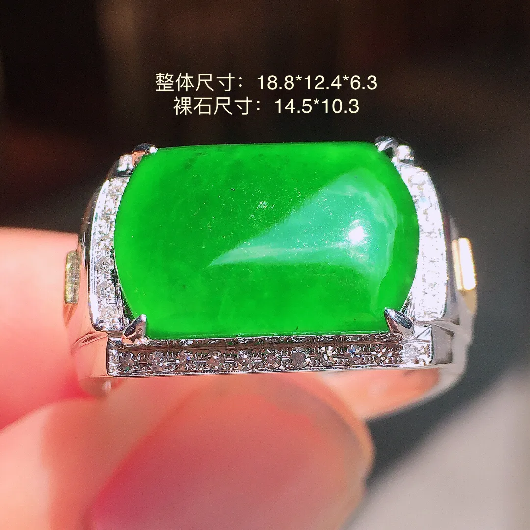满绿马鞍戒指，色泽均匀浓郁，玉质细腻，荧光感超
强，饱满圆润，气质满满。18k
金豪华镶嵌