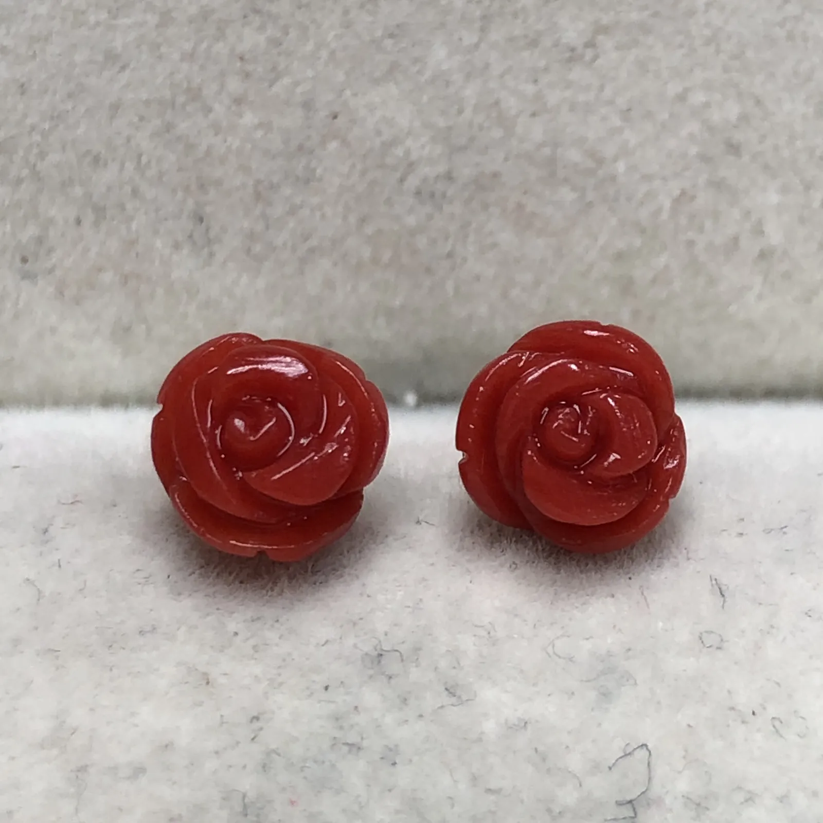 【天然红珊瑚玫瑰花耳钉】天然无添加无优化，整料雕刻饱满，光泽水嫩柔润透亮，裸石尺寸6.8*6.5*4.8mm，18K金针镶嵌！加金堵总重量为0.79克。有珊瑚自古被佛教视为珍宝，深海里千年生长的有机宝石，有灵性，气场强大。