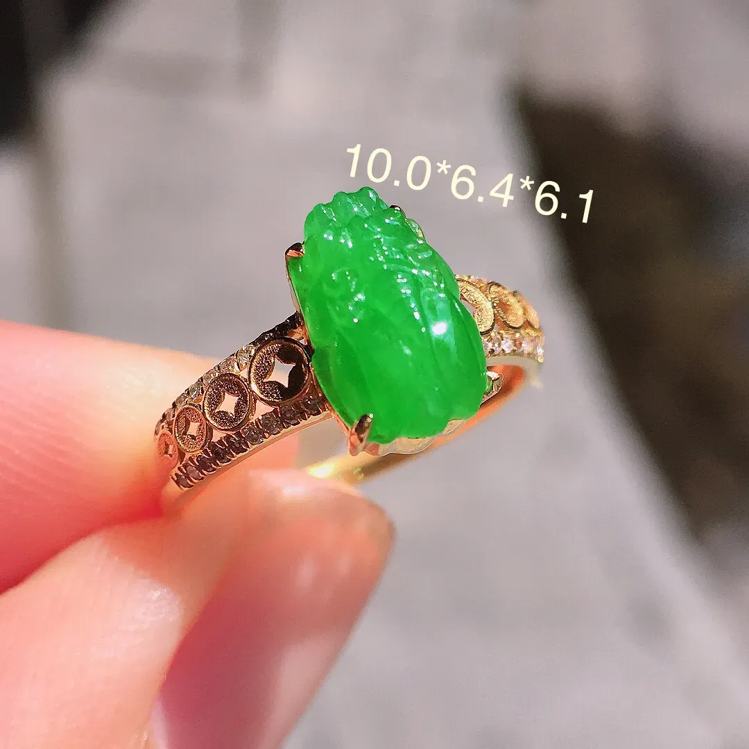 阳绿貔貅戒指，色泽均匀艳丽，玉质细腻，荧光感超
强，饱满圆润，气质满满。18k
金豪华镶嵌