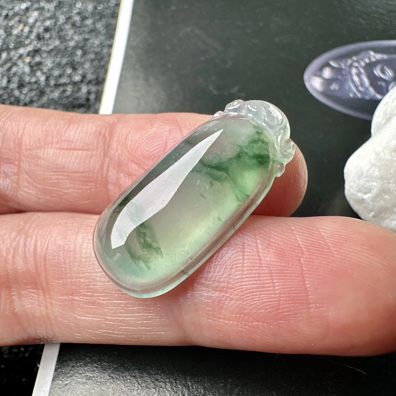【冰种晴飘花福瓜】精品，质地非常细腻，通透度很好，起刚起荧光
