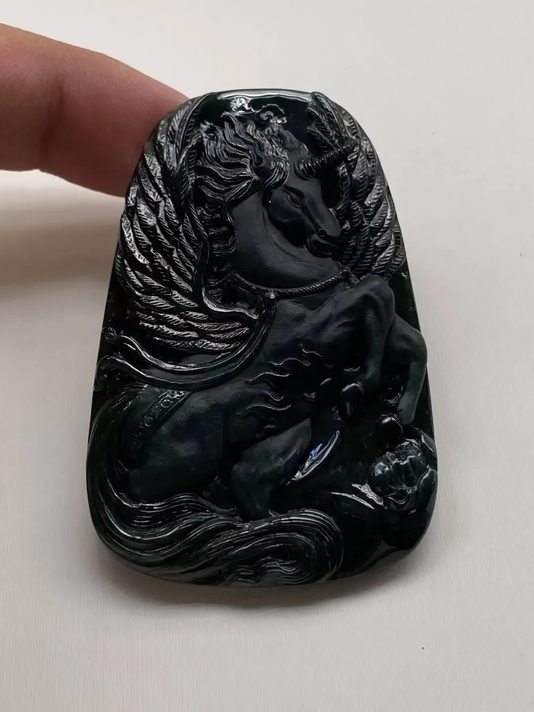 墨翠【飞马】细腻干净，黑度好，性价比高，雕工精湛，打灯透绿.