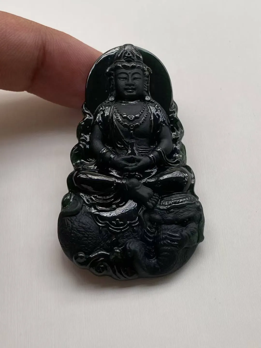 墨翠【普贤菩萨】细腻干净，黑度好，性价比高，雕工精湛，打灯透绿.