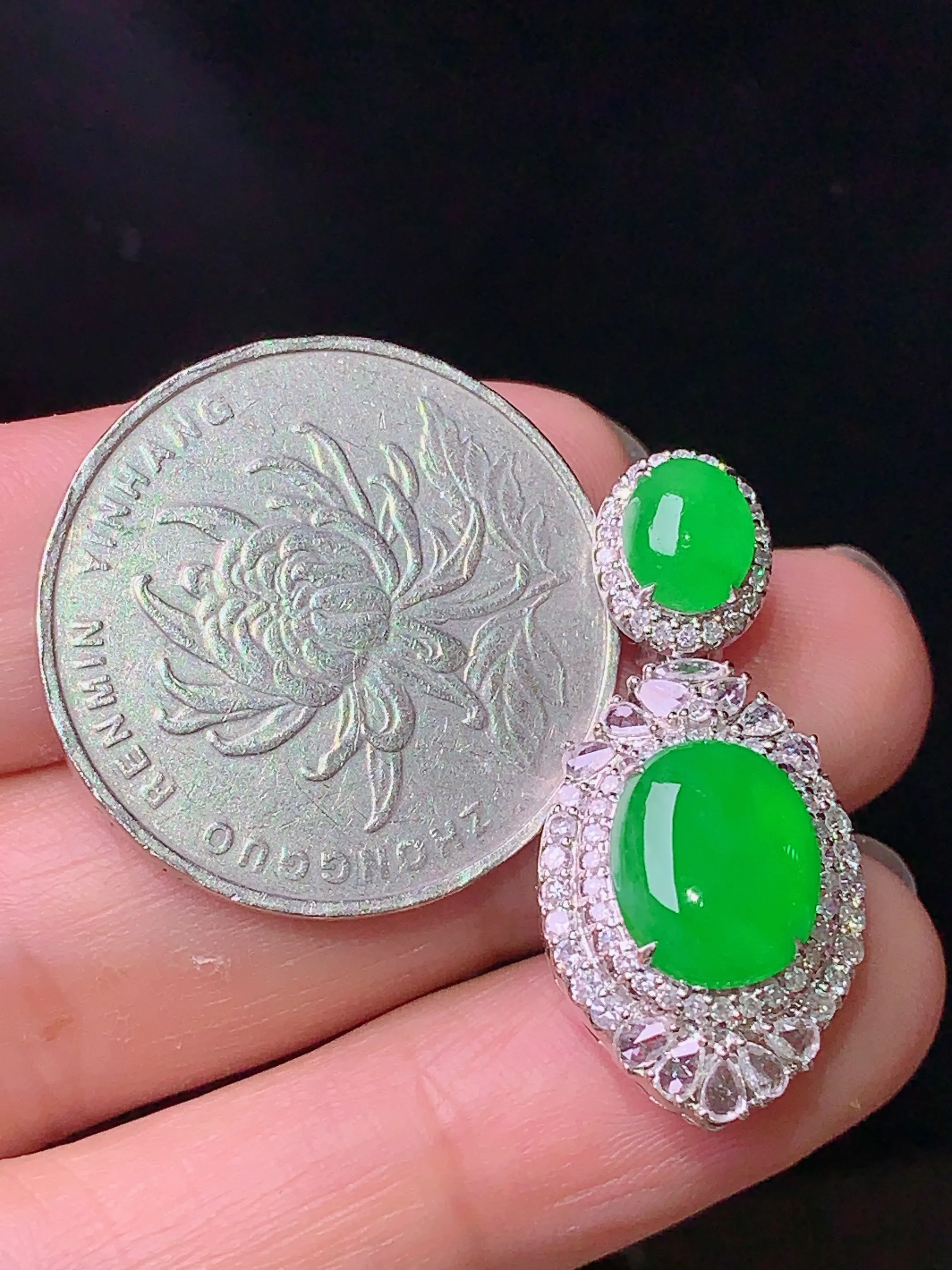 18k金钻镶嵌满绿蛋面吊坠 玉质细腻 水润亮眼 色泽艳丽 整体尺寸29*13.3*9.7