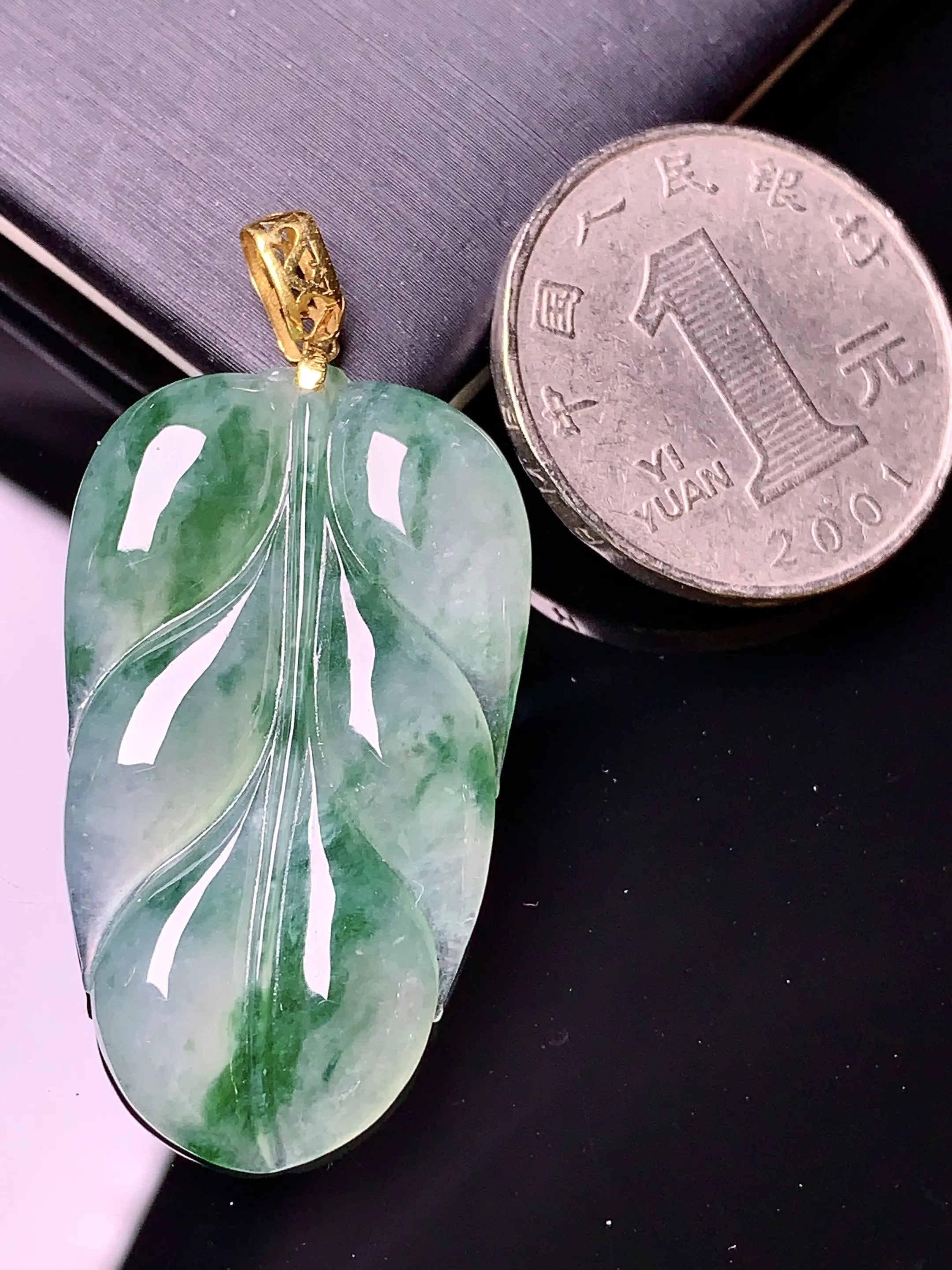 18k金镶嵌飘绿树叶吊坠 玉质细腻 水润亮眼 色泽艳丽 整体尺寸45.2*21.5*4.6