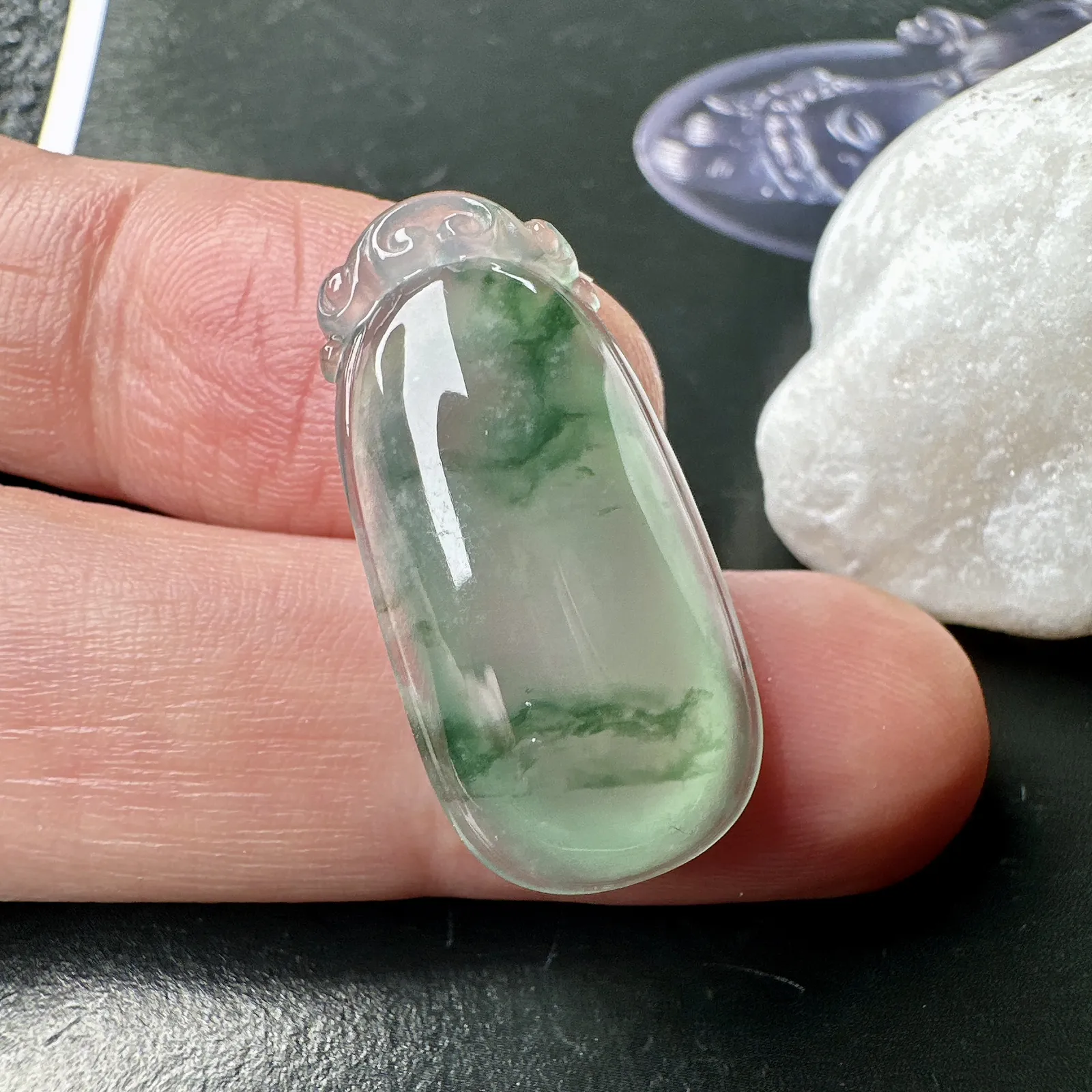 【冰种晴飘花福瓜】精品，质地非常细腻，通透度很好，起刚起荧光