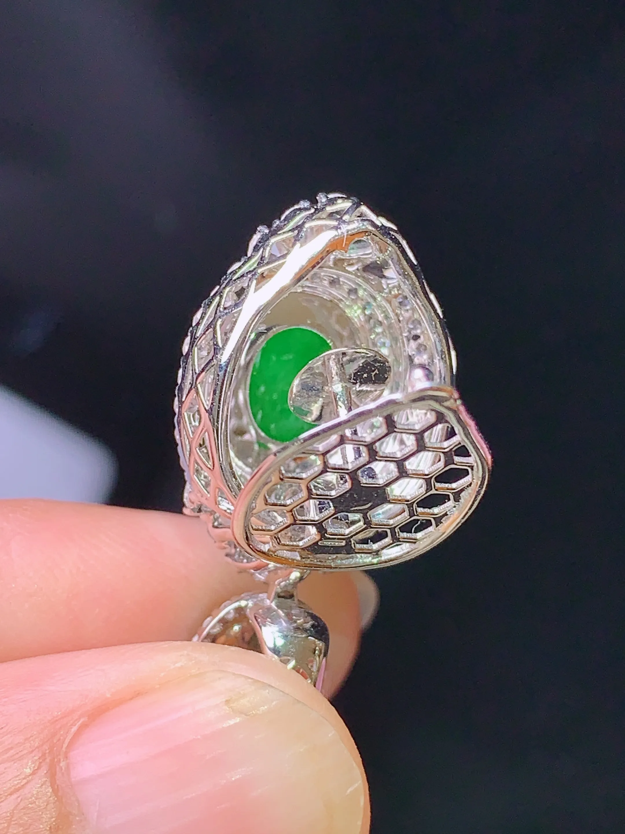 18k金钻镶嵌满绿蛋面吊坠 玉质细腻 水润亮眼 色泽艳丽 整体尺寸29*13.3*9.7
