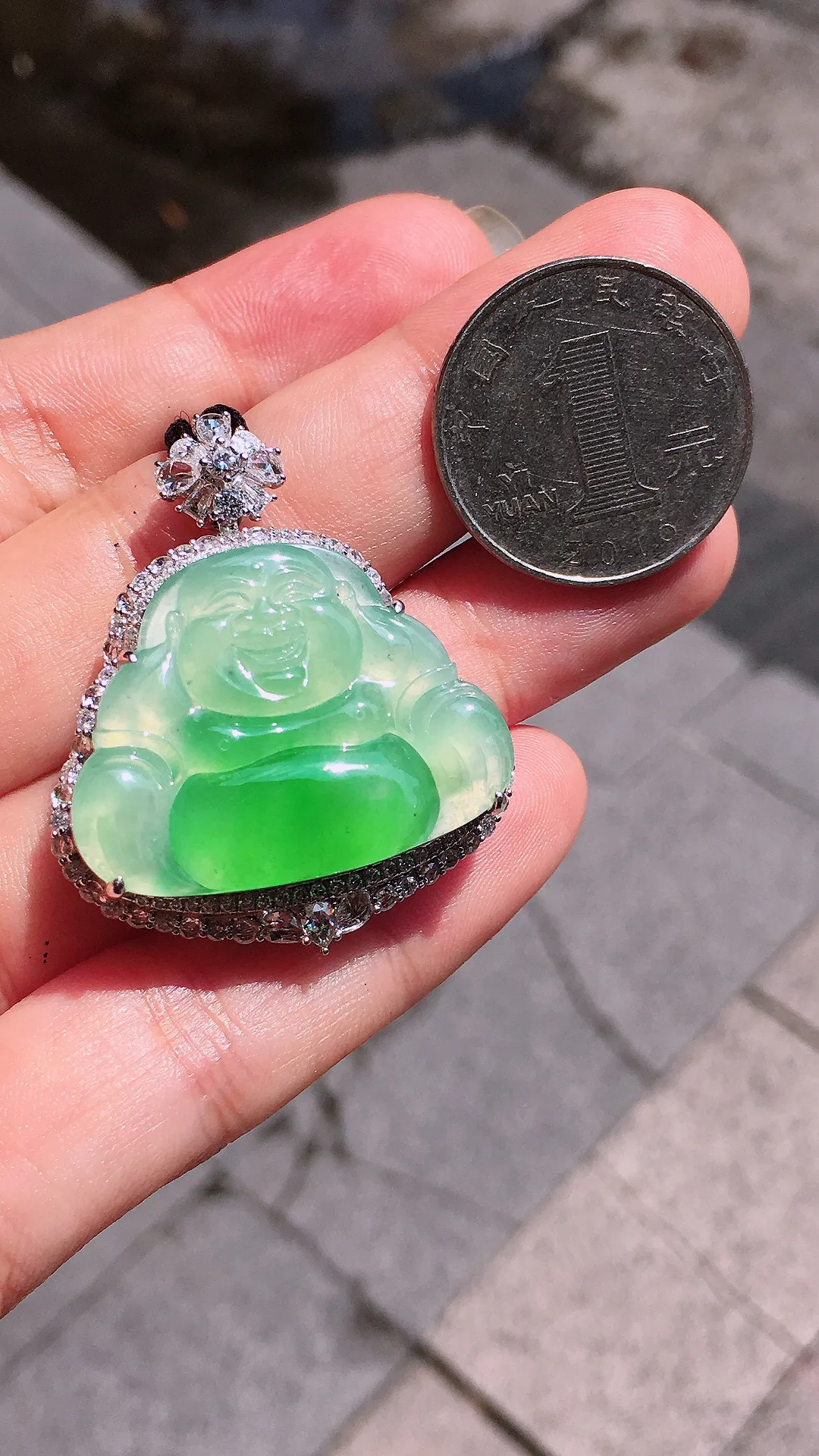 飘绿佛公吊坠，色泽艳丽，玉质细腻，荧光感超
强，饱满圆润，气质满满。18k
金豪华镶嵌