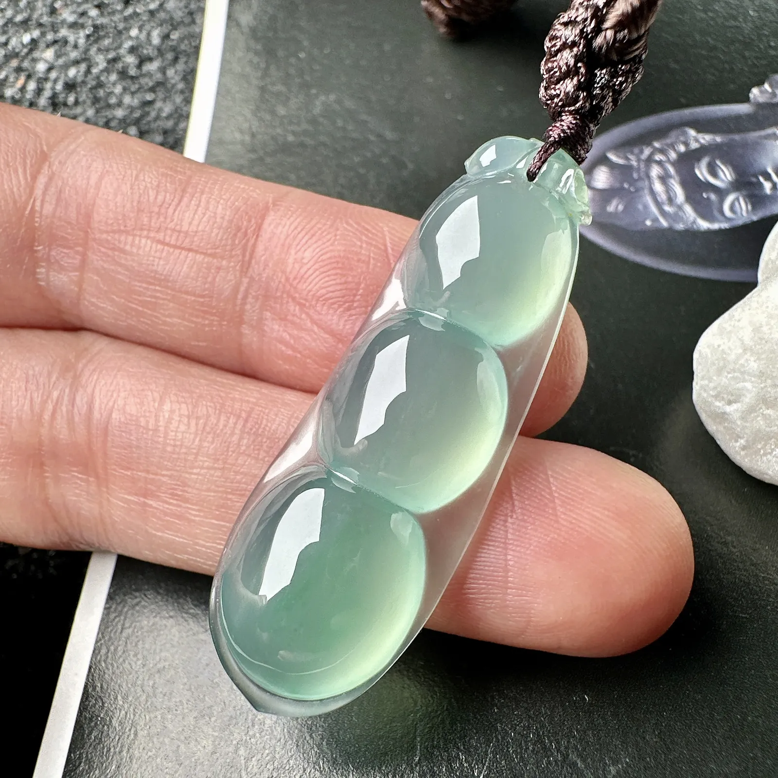 【玻璃种天空蓝福豆】质地非常细腻，通透度很好，起刚起荧光