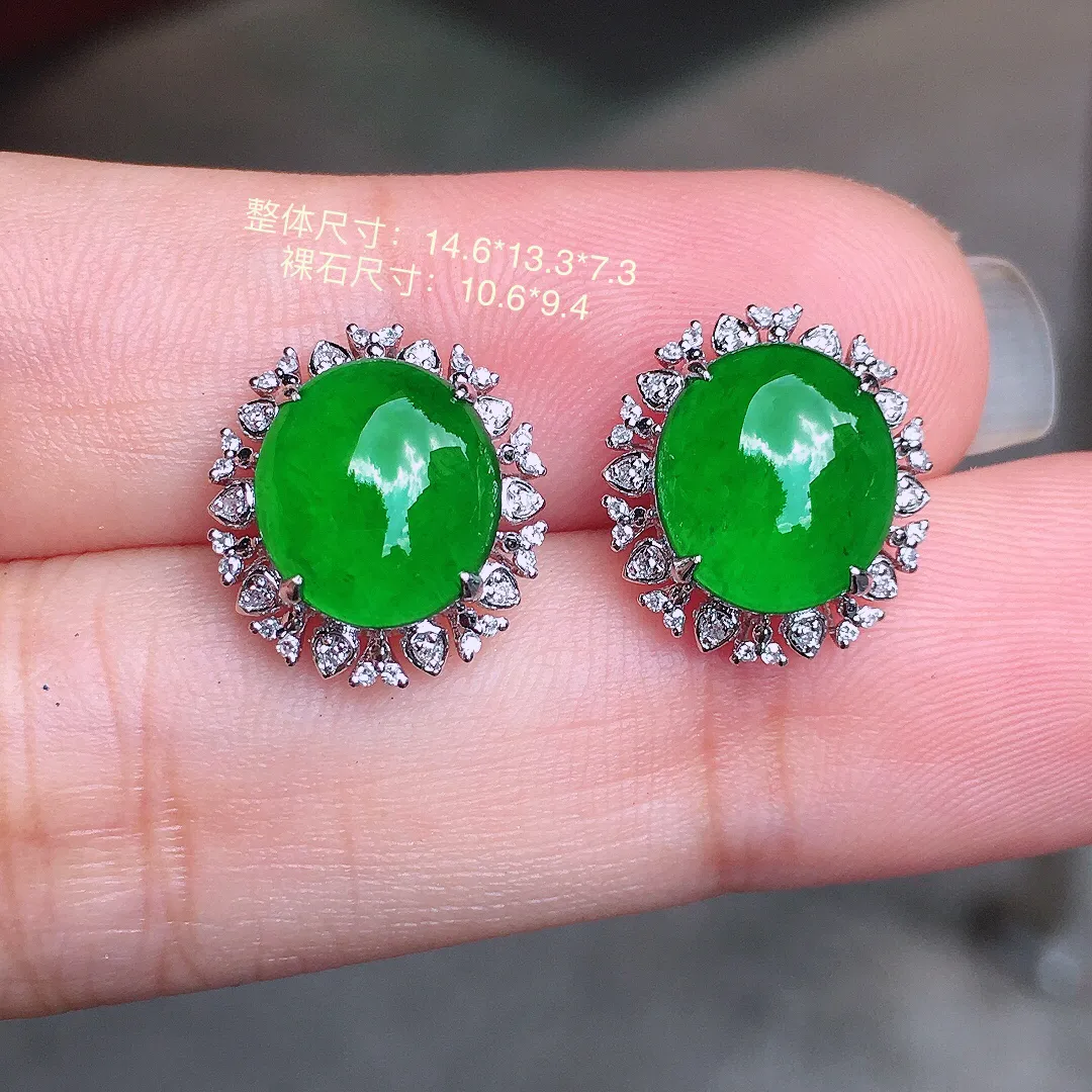阳绿蛋面耳钉，色泽均匀艳丽，玉质细腻，荧光感超
强，饱满圆润，气质满满。18k
金豪华镶嵌