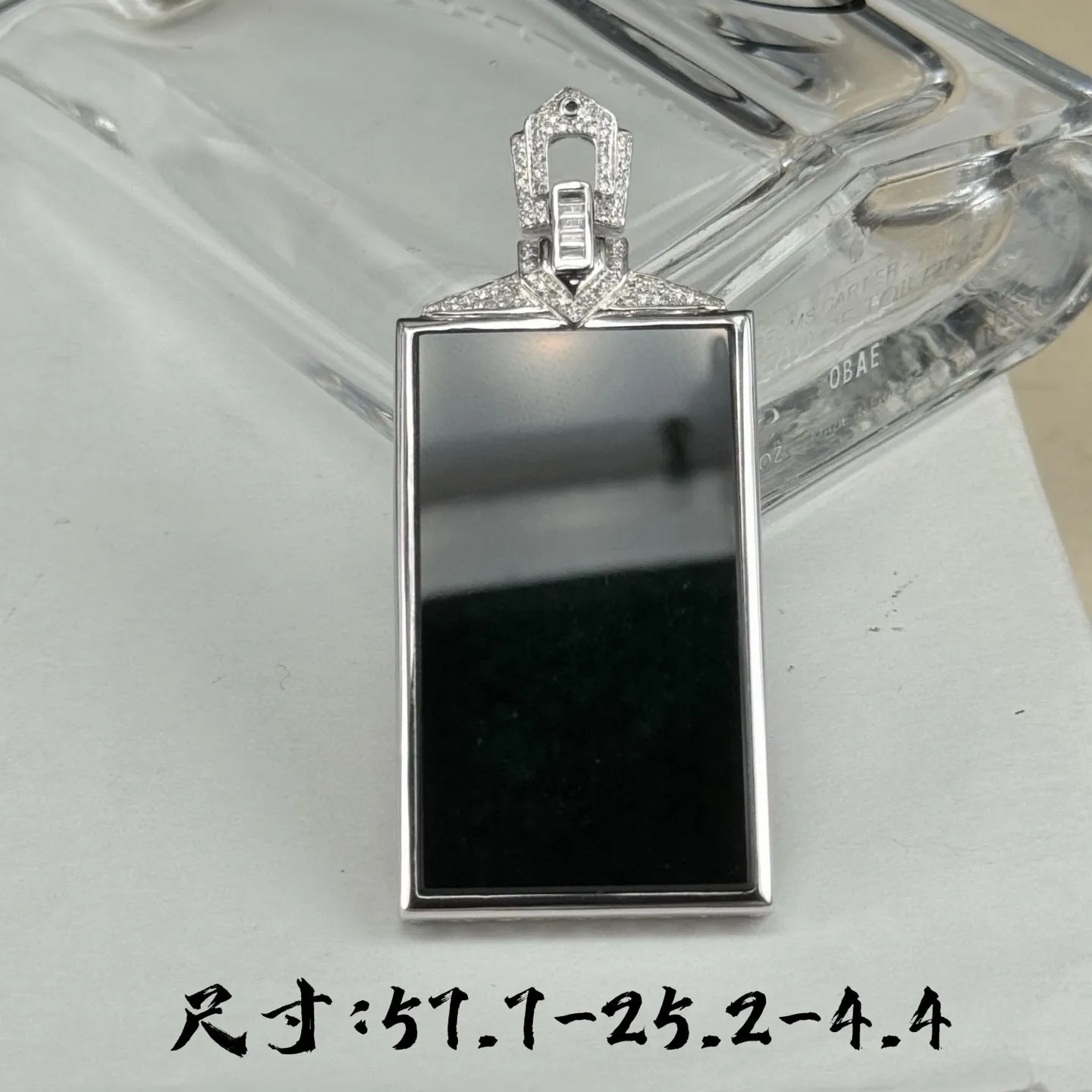 精品墨翠无事牌 种好色正 黑度好 打灯通透 18k白金镶嵌 尺寸57.7