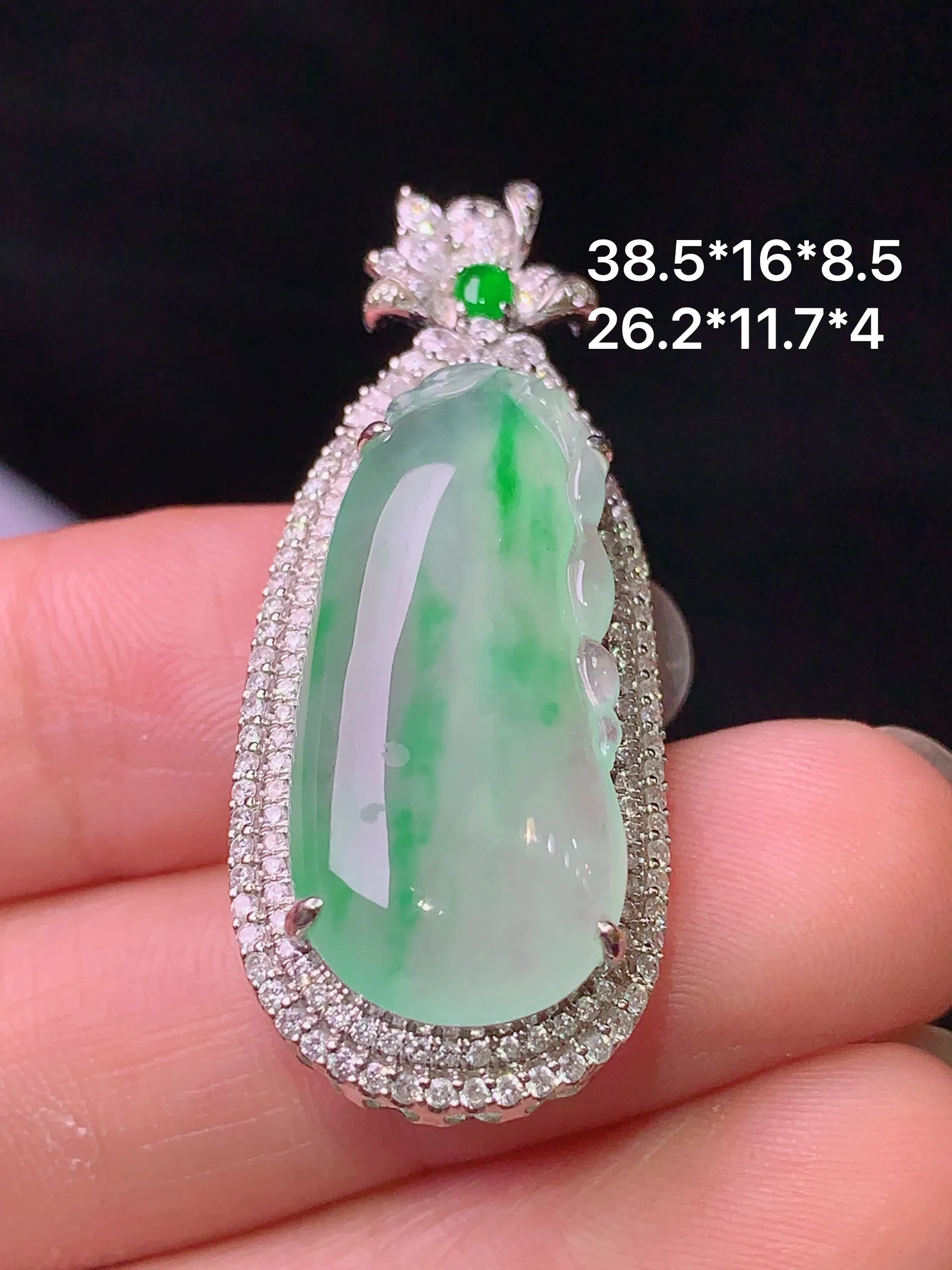 18k金钻镶嵌飘绿福瓜吊坠 玉质细腻 水润亮眼 色泽艳丽 整体尺寸38.5*16*8.5
