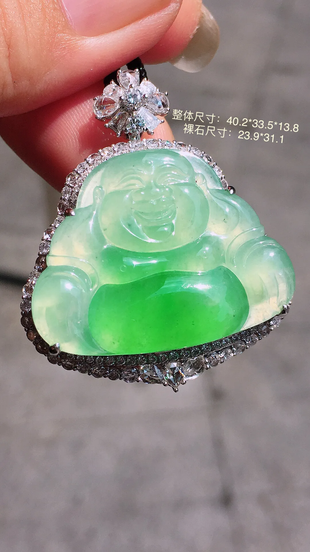 飘绿佛公吊坠，色泽艳丽，玉质细腻，荧光感超
强，饱满圆润，气质满满。18k
金豪华镶嵌