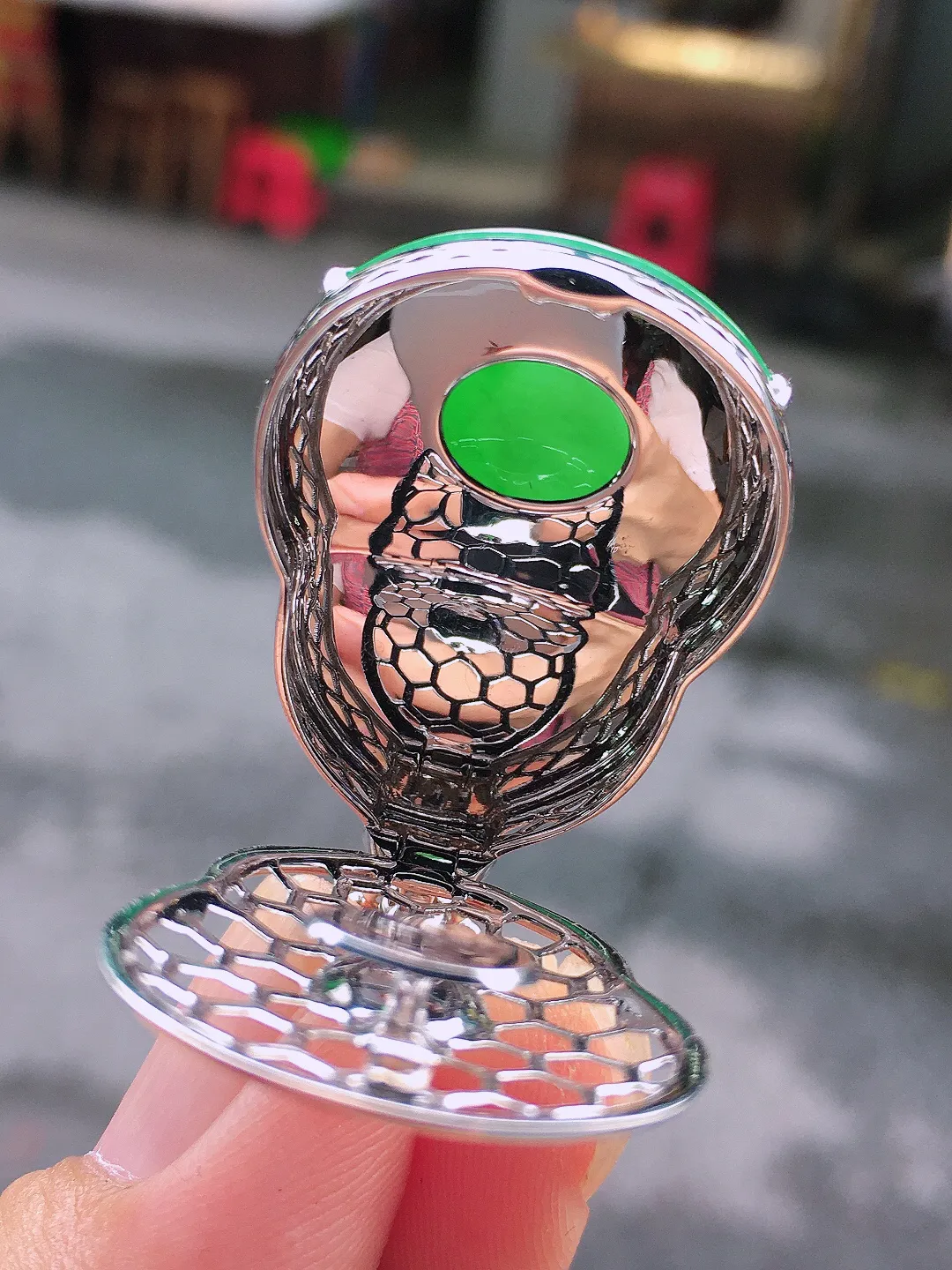 阳绿葫芦吊坠，色泽均匀艳丽，玉质细腻，荧光感超
强，饱满圆润，气质满满。18k
金豪华镶嵌