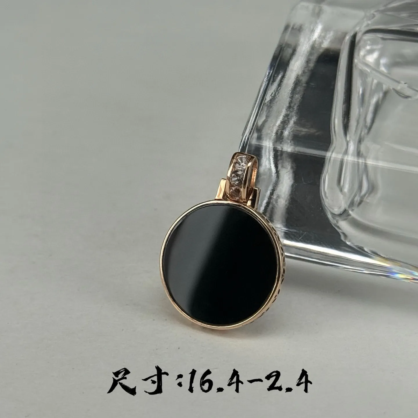 精品18k墨翠圆片吊坠 种好色正 黑度极好 打灯通透 油性十足 尺寸16.4
