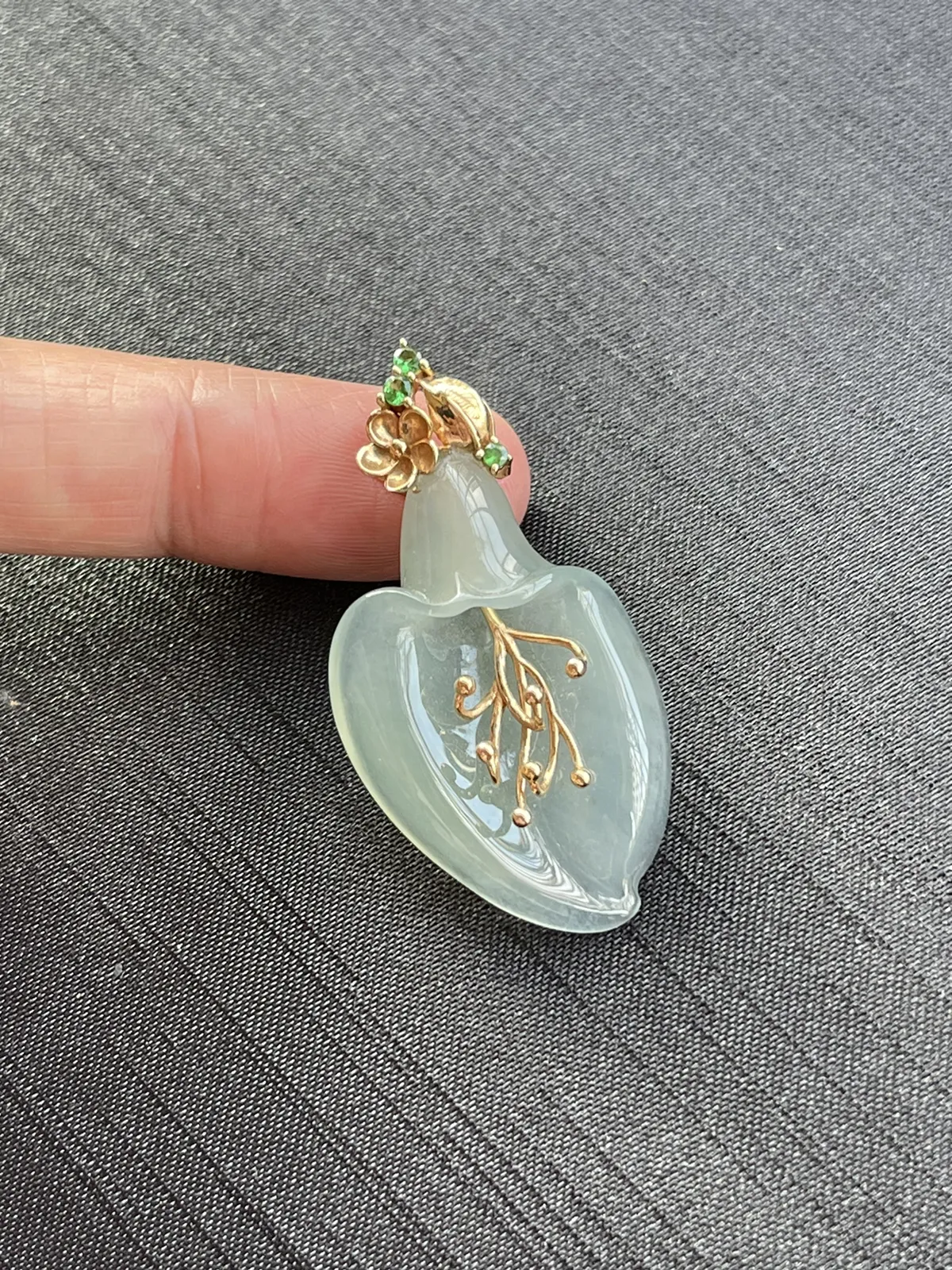 缅甸翡翠A货，玉兰花，花开富贵，很有特色，上身效果很好，裸石尺寸36.89/24.5/6