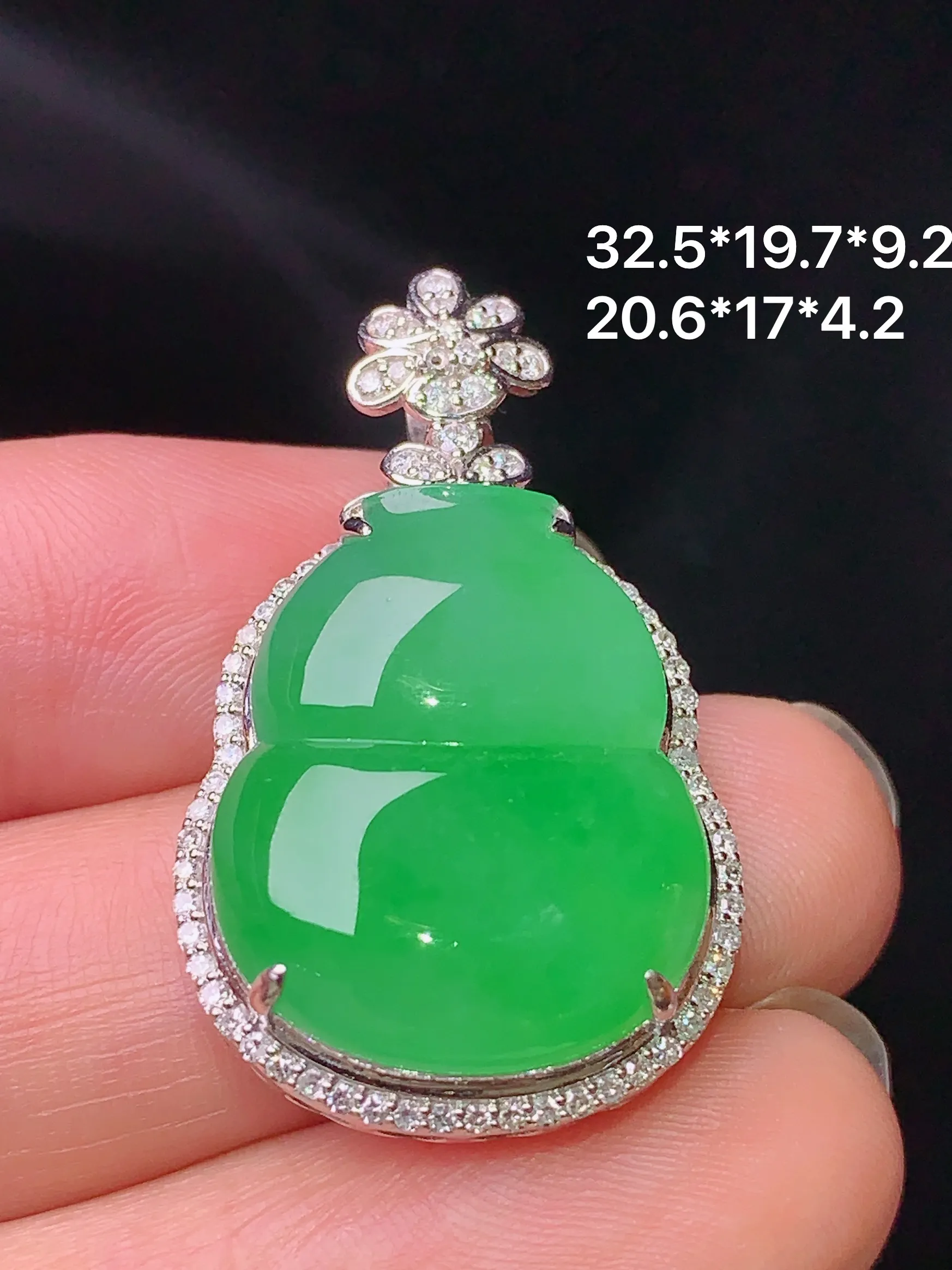 18k金钻镶嵌翠绿葫芦吊坠 玉质细腻 水润亮眼 色泽艳丽 整体尺寸32.5*19.7*9.2