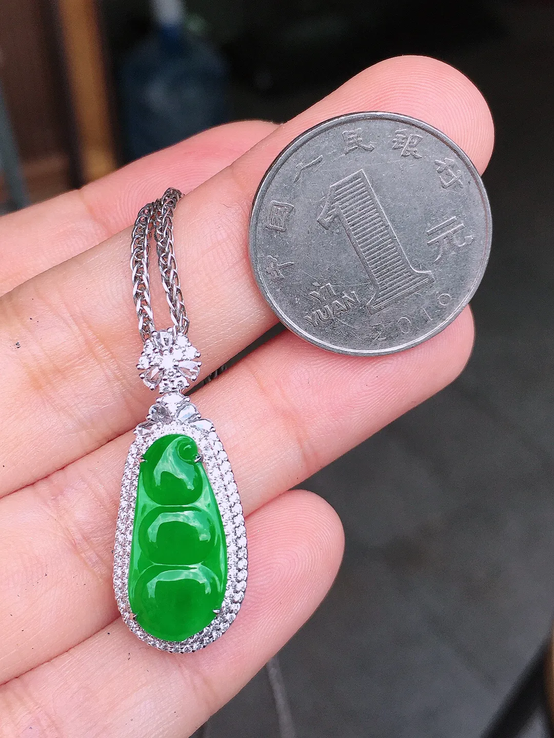 阳绿福豆吊坠，色泽均匀艳丽，玉质细腻，荧光感超
强，饱满圆润，气质满满。18k
金豪华镶嵌