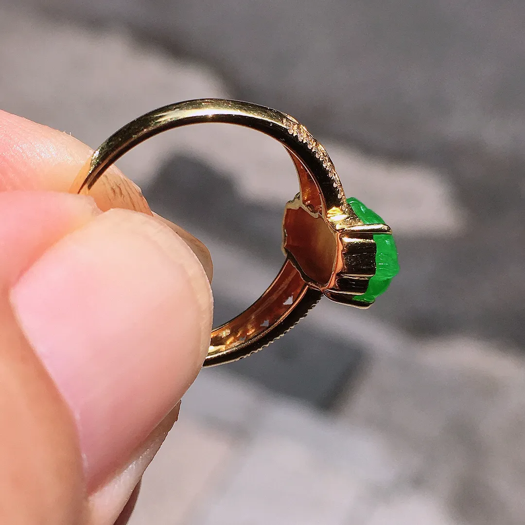 阳绿貔貅戒指，色泽均匀艳丽，玉质细腻，荧光感超
强，饱满圆润，气质满满。18k
金豪华镶嵌