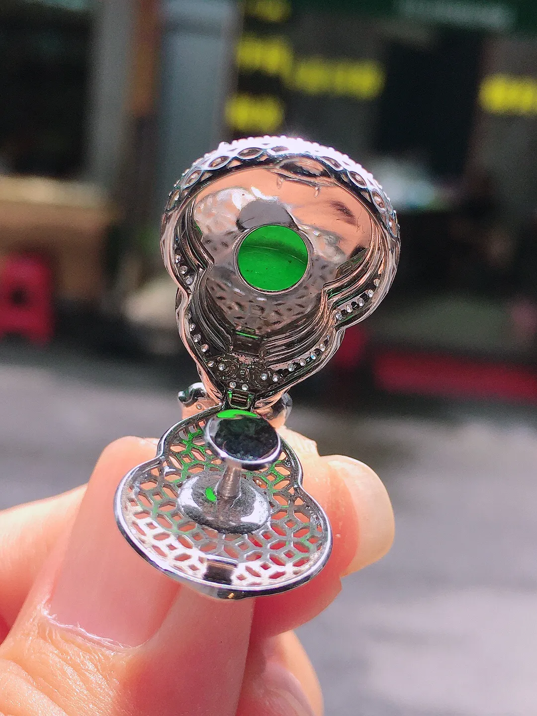 满绿葫芦吊坠，色泽均匀浓郁，玉质细腻，荧光感超
强，饱满圆润，气质满满。18k
金豪华镶嵌
