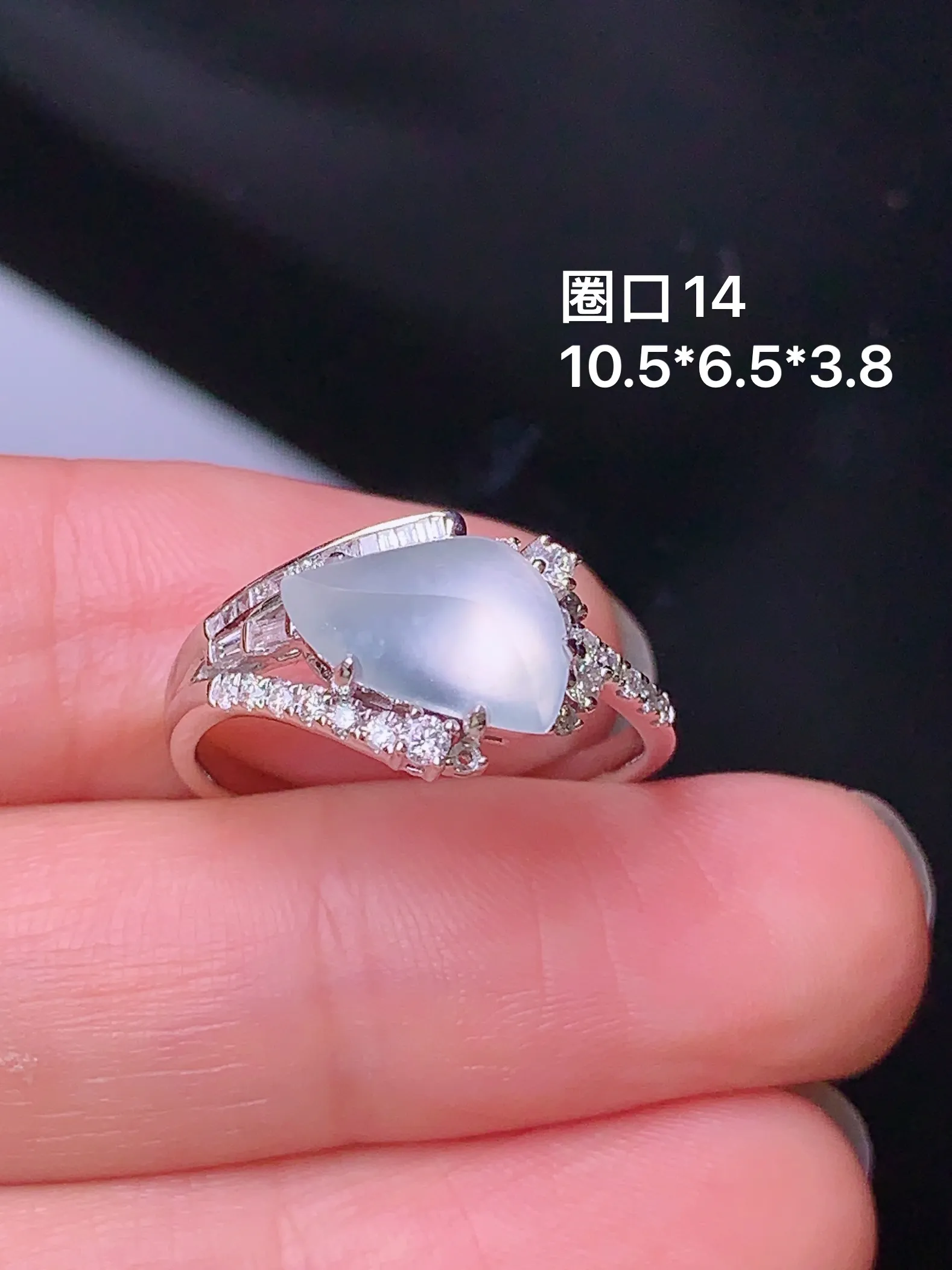 18k金钻镶嵌冰种随形戒指 玉质细腻 水润亮眼 色泽艳丽 圈口14 整体尺寸10.5*6.5*3.8