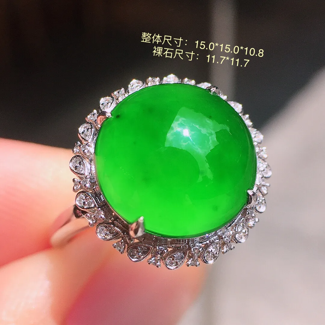 满绿蛋面戒指，色泽均匀浓郁，玉质细腻，荧光感超
强，饱满圆润，气质满满。18k
金豪华镶嵌