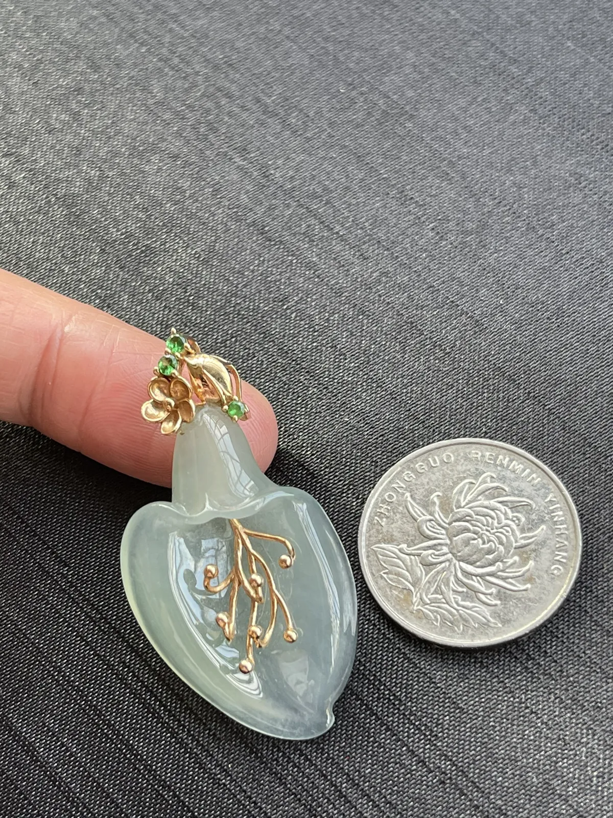 缅甸翡翠A货，玉兰花，花开富贵，很有特色，上身效果很好，裸石尺寸36.89/24.5/6