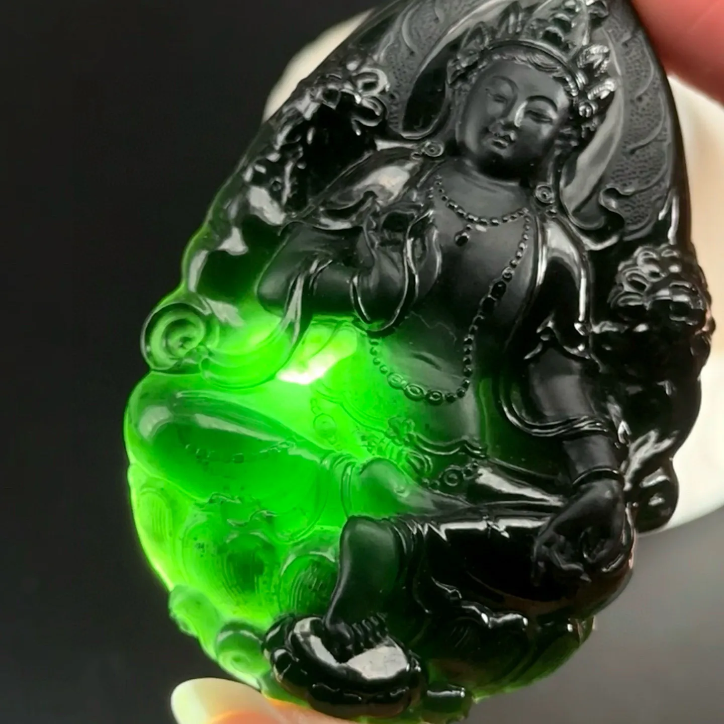 精品墨翠度母 种好色正 黑度极好 打灯通透 油性十足 尺寸65.3