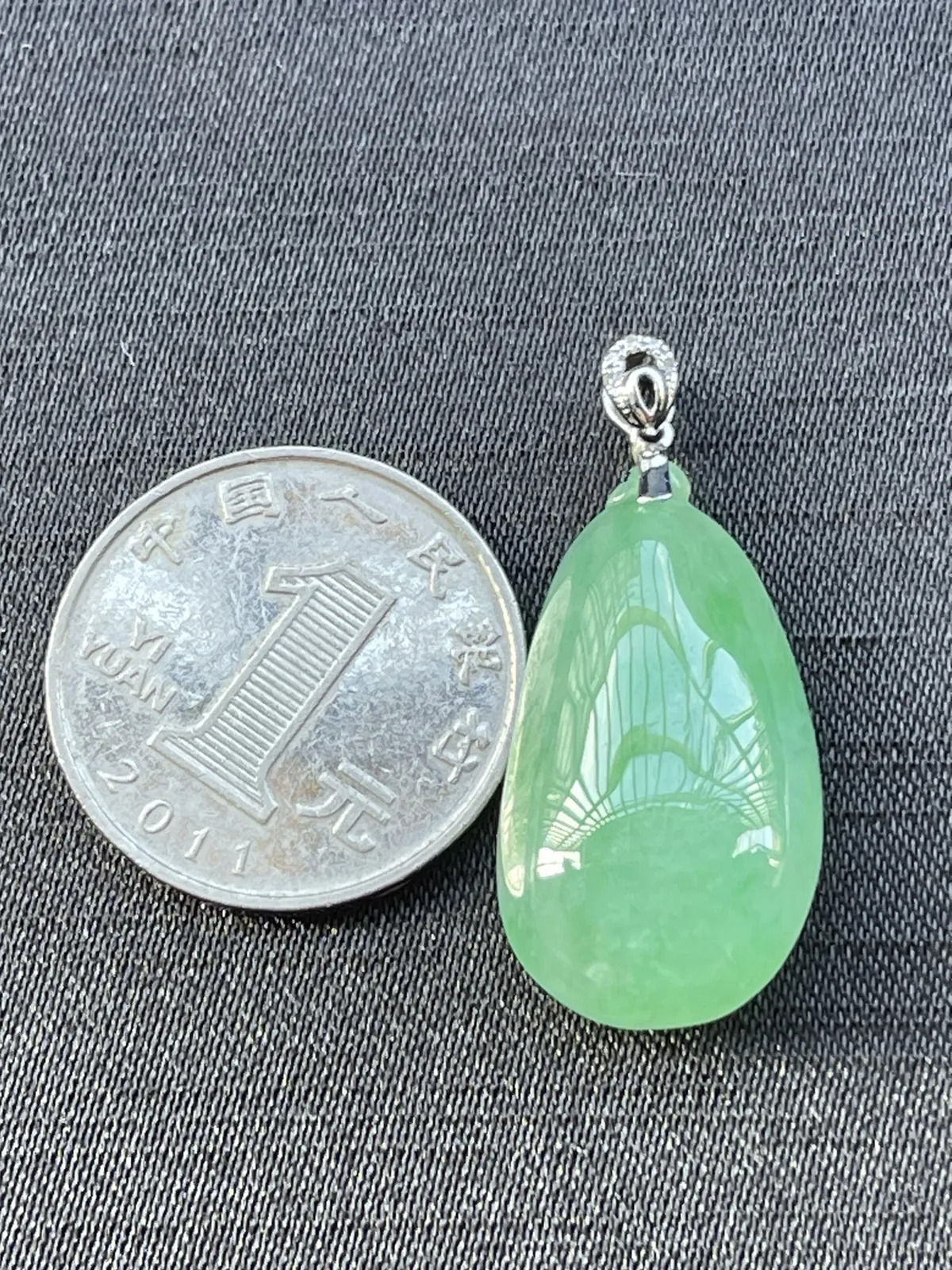 缅甸翡翠A货，满色福瓜，上身效果饱满，福寿双全，万事如意，裸石尺寸29/16.2/8.86