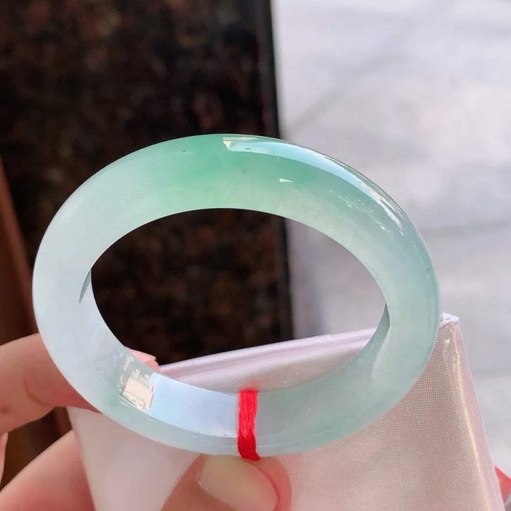 正圈高冰绿 无瑕 尺寸:50.2/11.7/8.4  种色兼备 荧光闪闪
