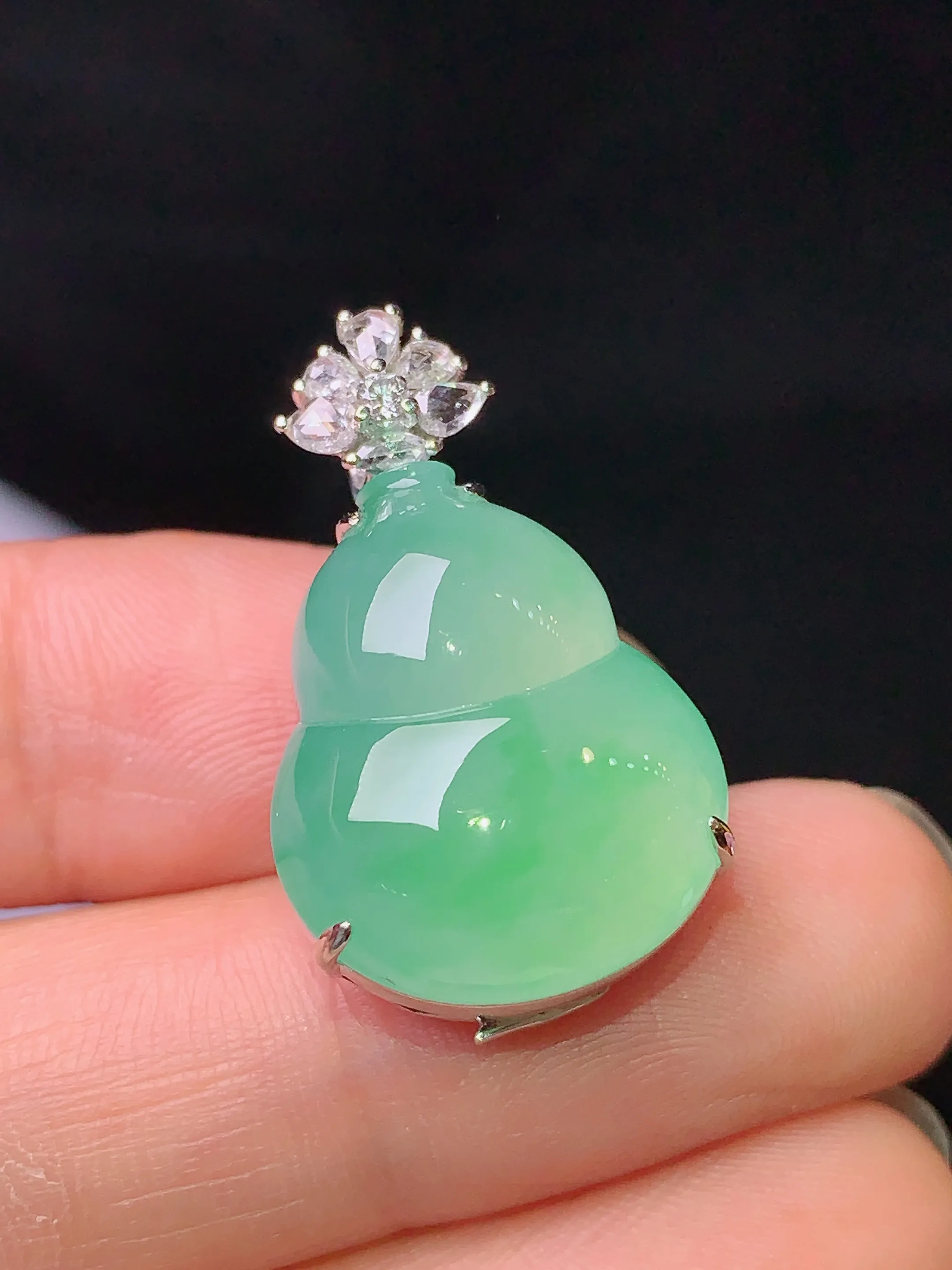 18k金钻镶嵌翠绿葫芦吊坠 玉质细腻 水润亮眼 色泽艳丽 整体尺寸26.2*16*11.2