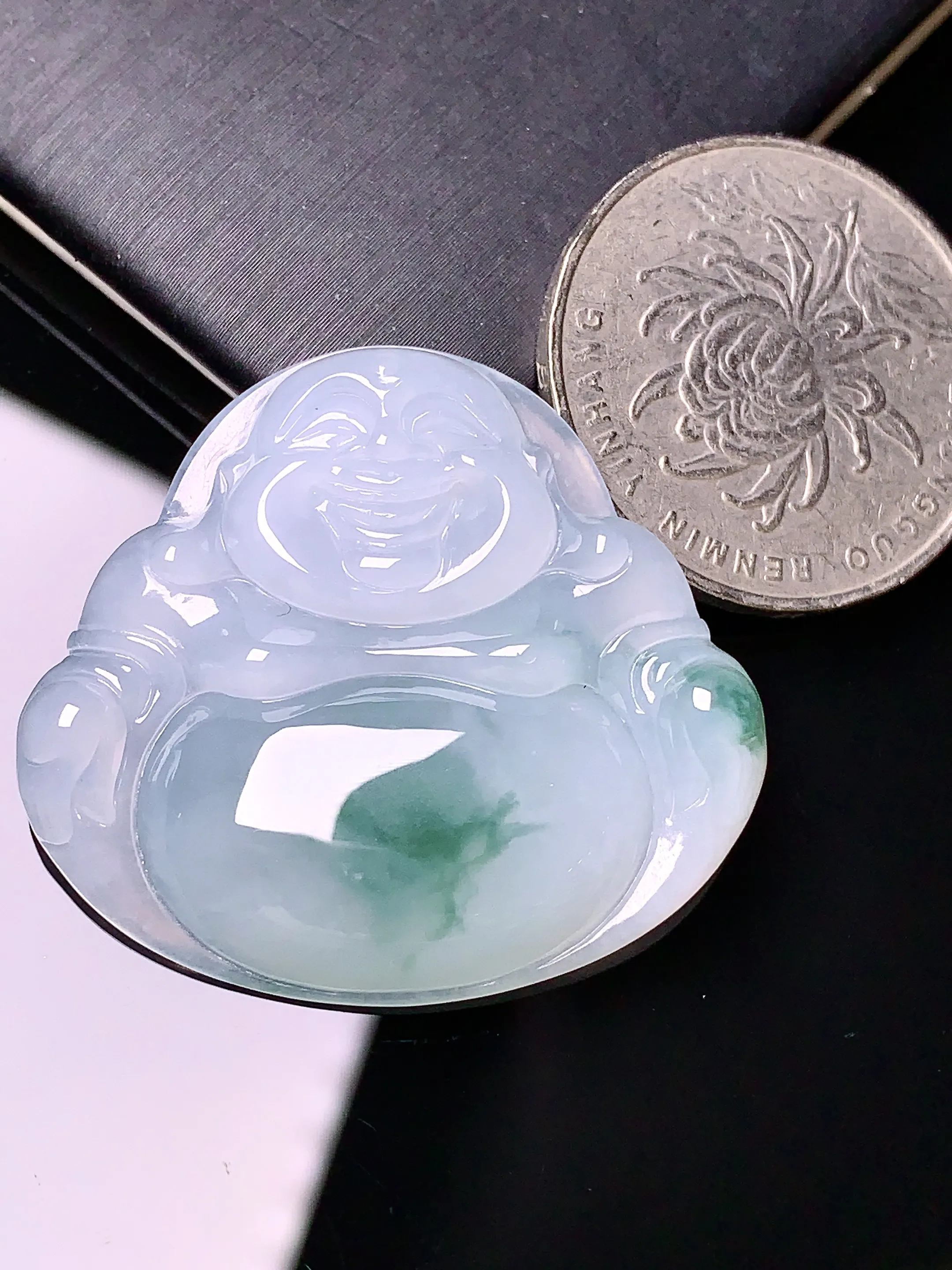 飘绿佛公吊坠 玉质细腻 水润亮眼 色泽艳丽 整体尺寸31.6*35.5*6.2