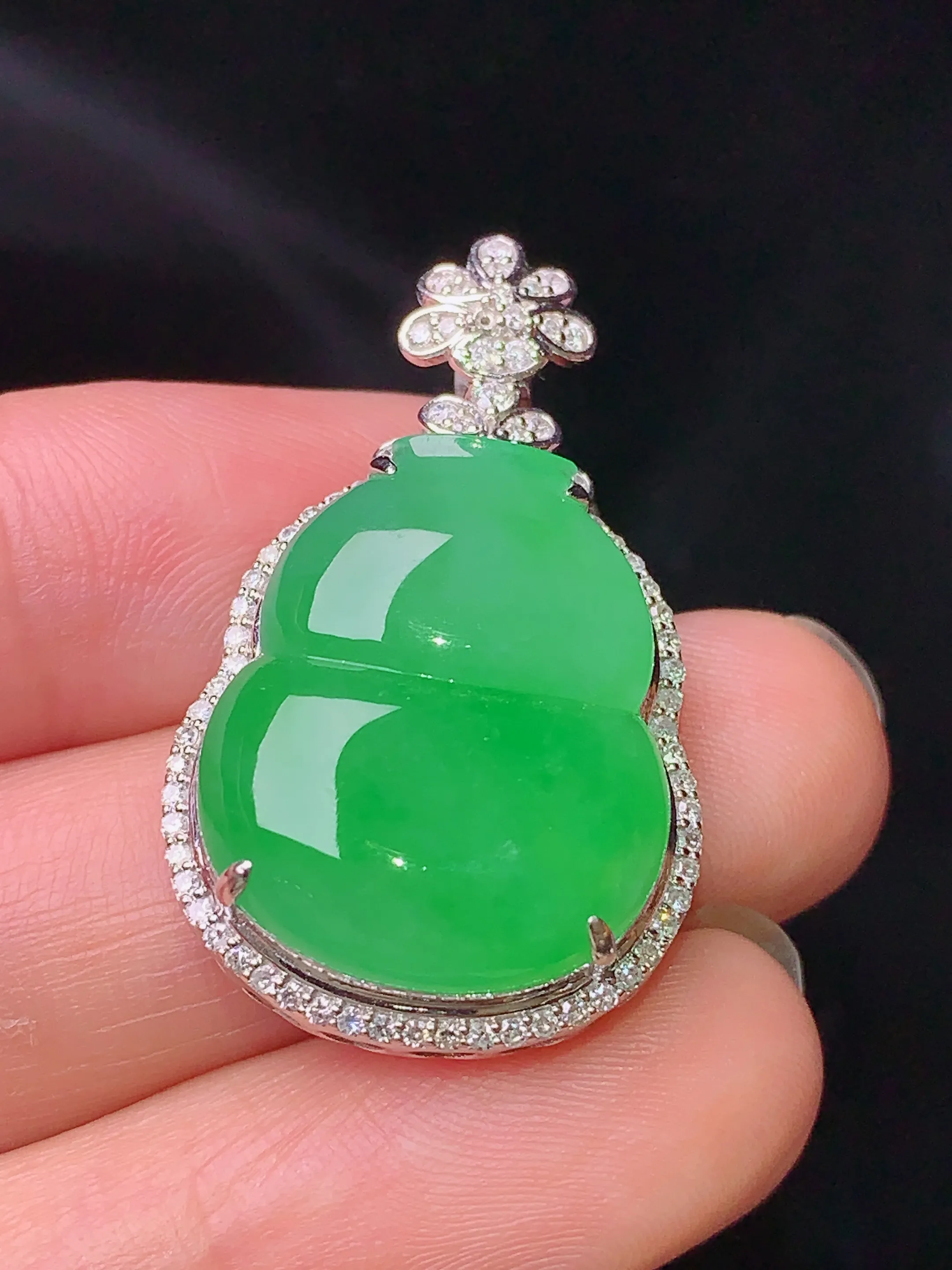 18k金钻镶嵌翠绿葫芦吊坠 玉质细腻 水润亮眼 色泽艳丽 整体尺寸32.5*19.7*9.2