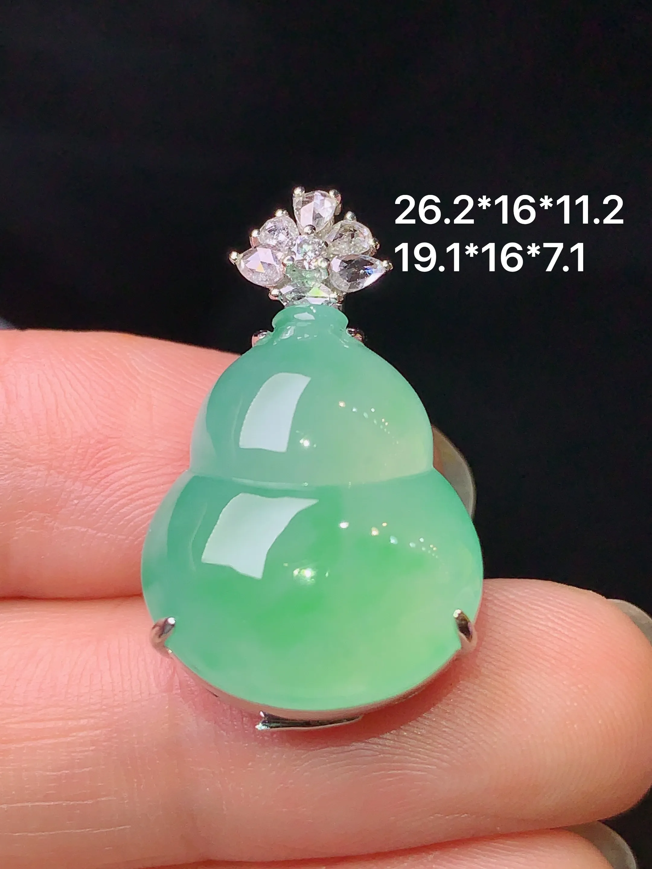 18k金钻镶嵌翠绿葫芦吊坠 玉质细腻 水润亮眼 色泽艳丽 整体尺寸26.2*16*11.2