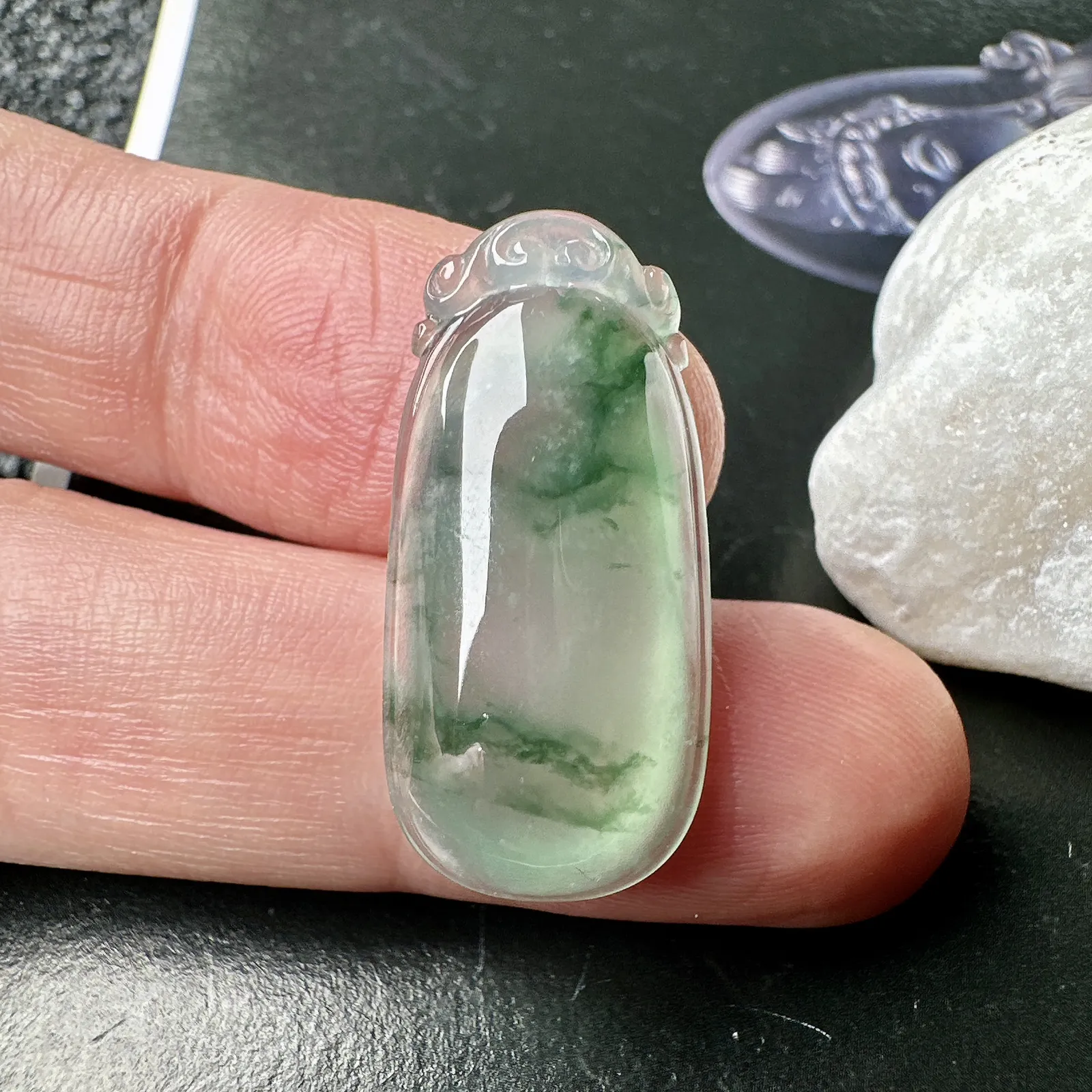 【冰种晴飘花福瓜】精品，质地非常细腻，通透度很好，起刚起荧光
