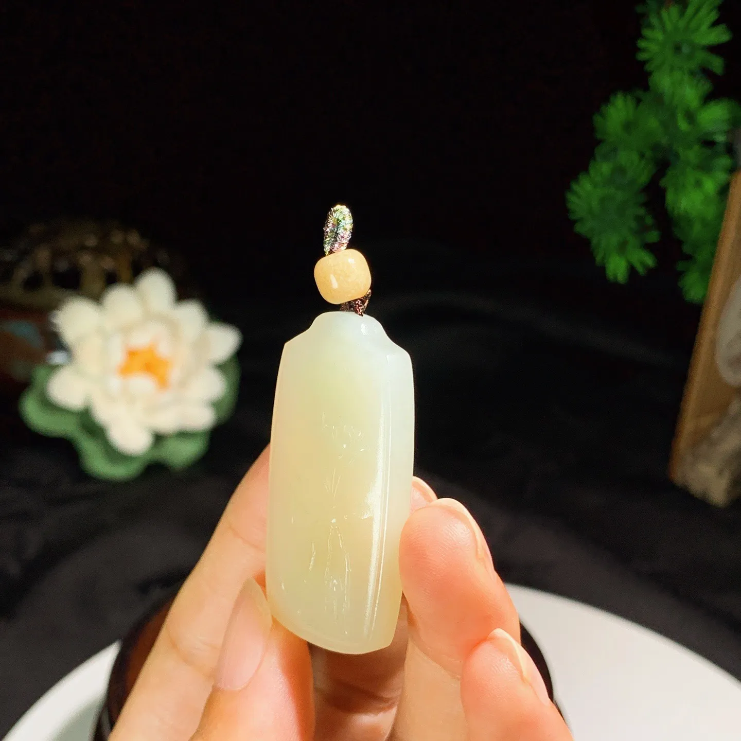 新疆且末料连年有余牌子挂件 尺寸42/23/8重16克 玉质细腻油润 底色纯净 脂粉好，品质好！lt