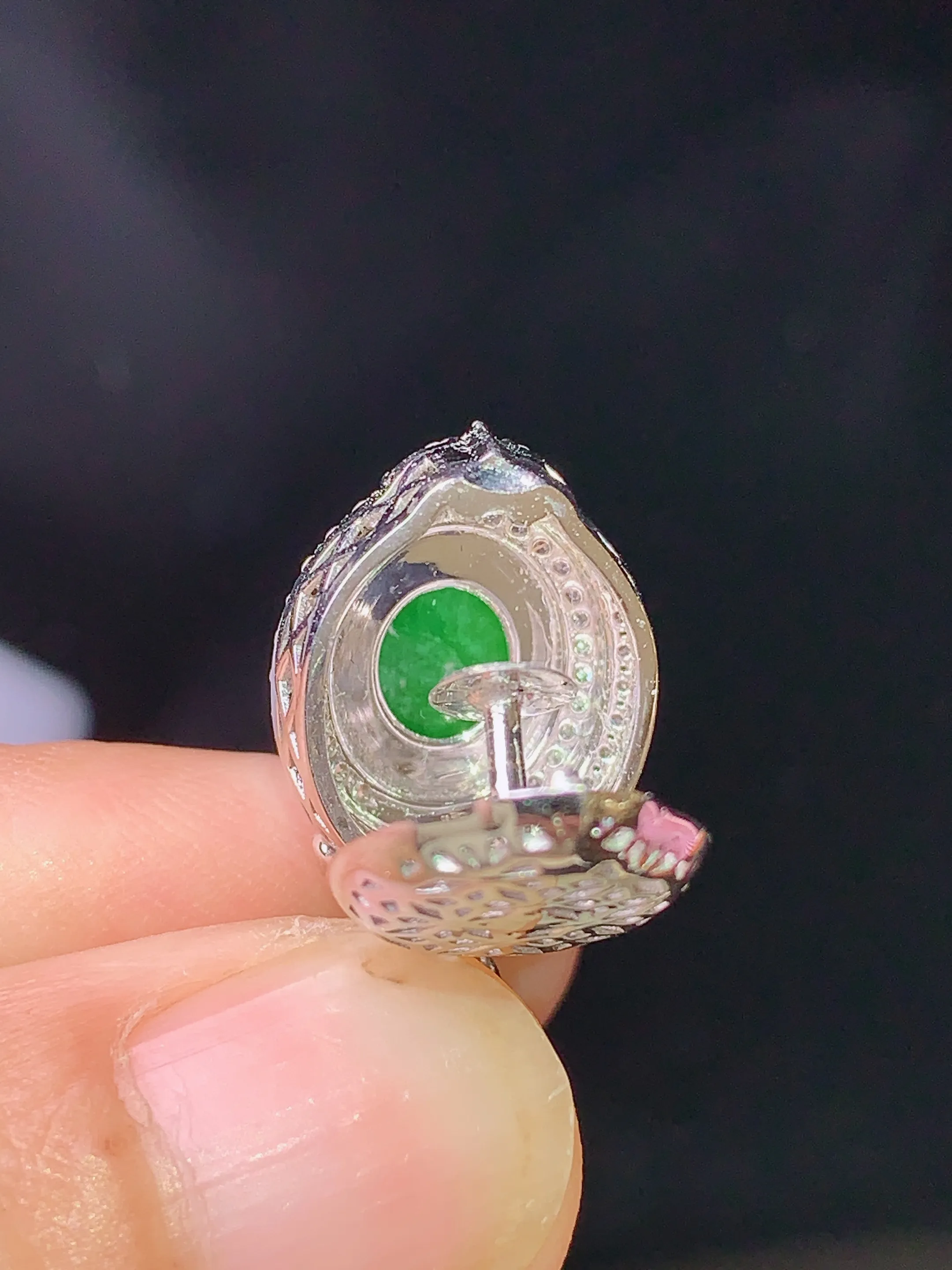 18k金钻镶嵌满绿蛋面吊坠 玉质细腻 水润亮眼 色泽艳丽 整体尺寸23.2*12.1*10.8