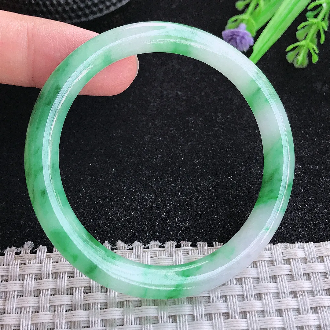 自然光51.5/7/7.6老坑精美温润飘绿圆条手镯玉镯平安镯美人镯