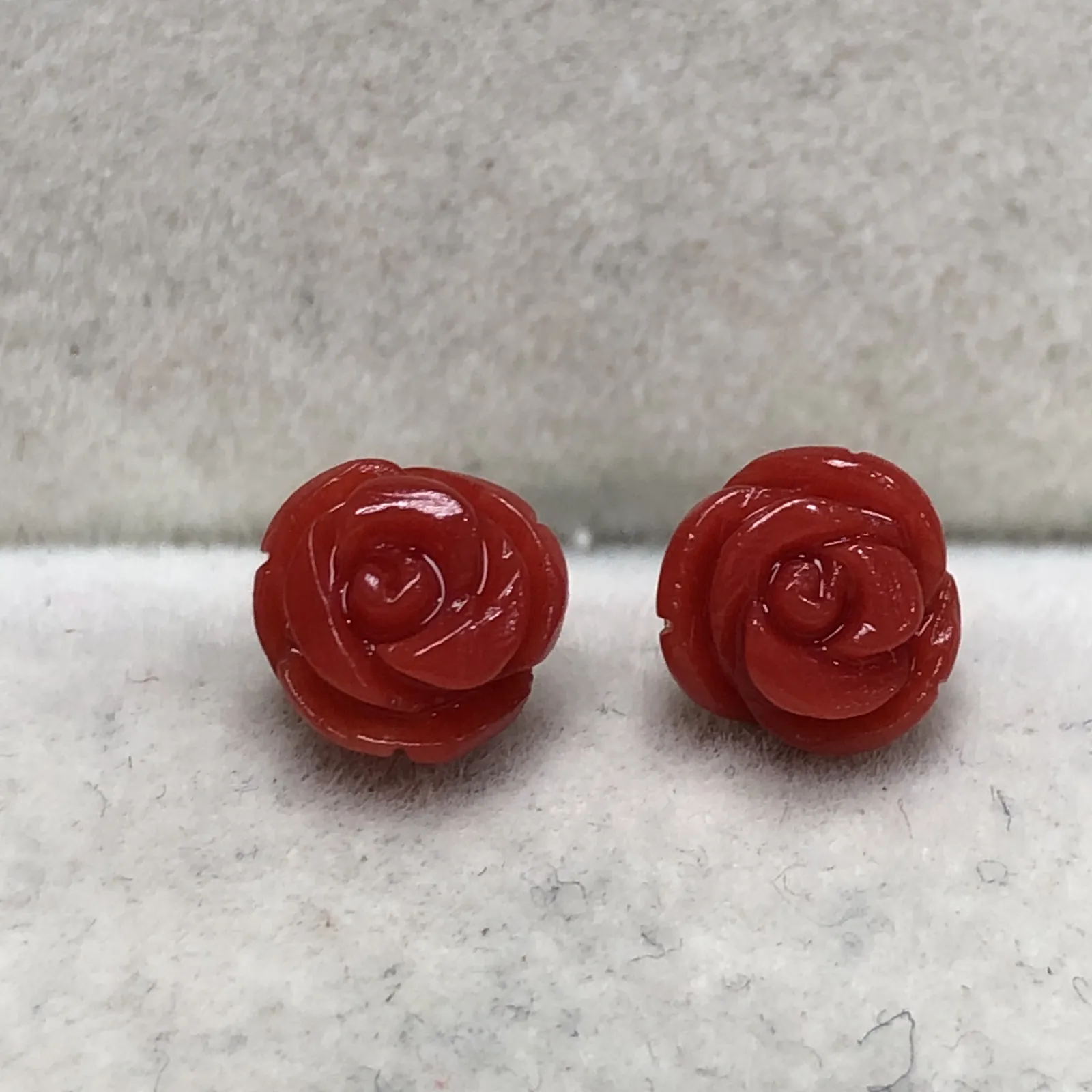 【天然红珊瑚玫瑰花耳钉】天然无添加无优化，整料雕刻饱满，光泽水嫩柔润透亮，裸石尺寸6.8*6.5*4.8mm，18K金针镶嵌！加金堵总重量为0.79克。有珊瑚自古被佛教视为珍宝，深海里千年生长的有机宝石，有灵性，气场强大。