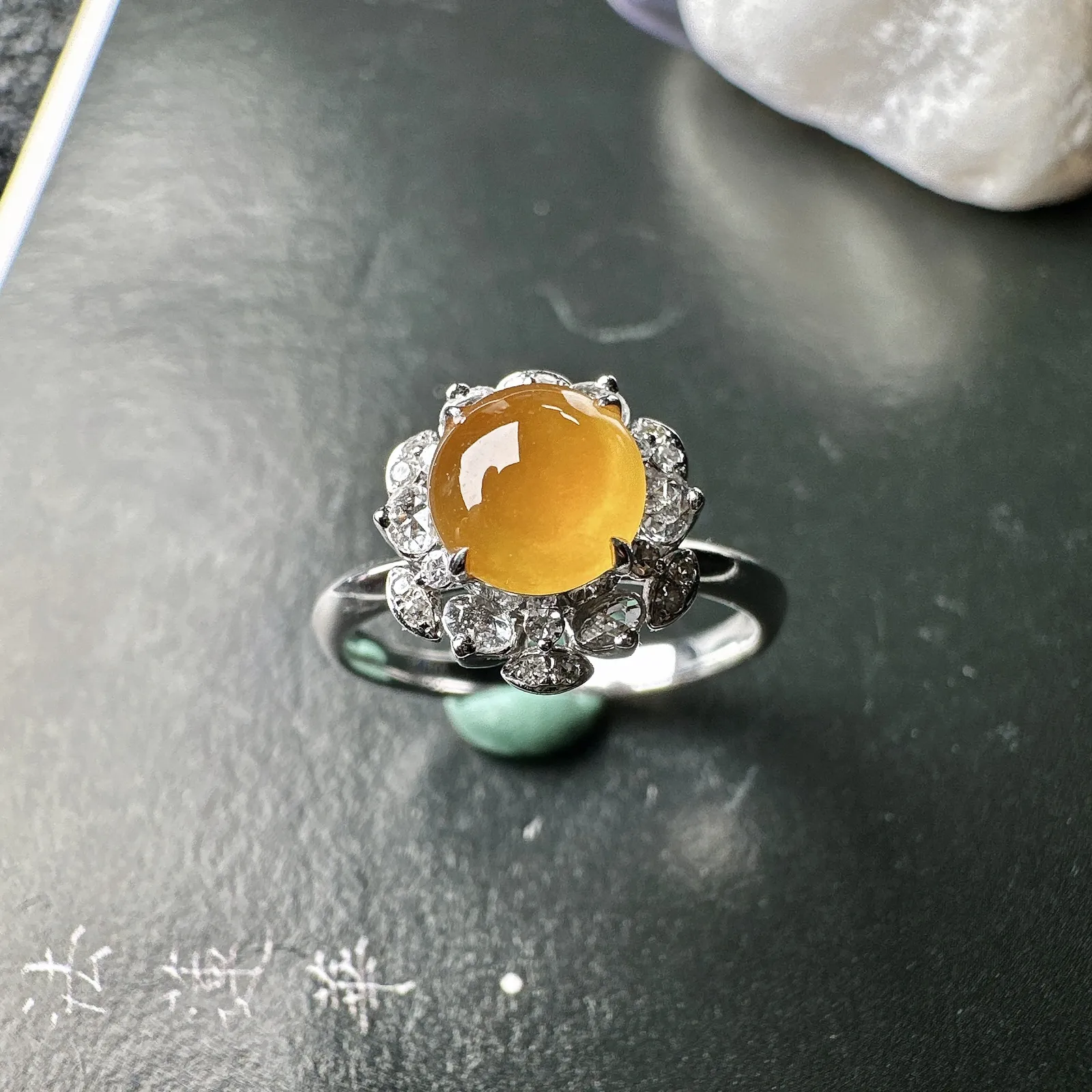 【冰种满黄翡馒头戒指】通透闪亮，起光的料子，厚度很好，18k金钻镶嵌，裸石尺寸6.7*6.4*3.6