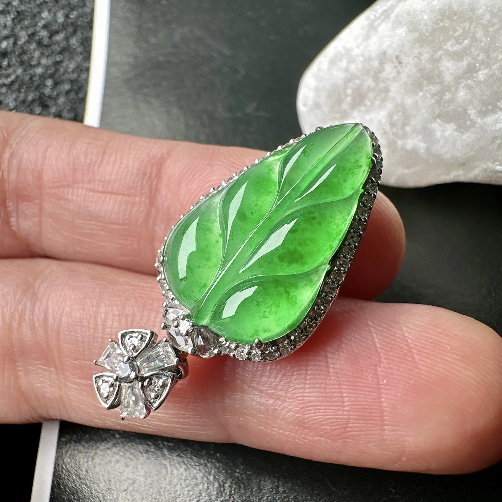 【冰种满绿叶子】飘色花，金枝玉叶，质地细腻，冰润透亮，光泽出众，冰感十足，18k金钻镶嵌，裸石尺寸16.8*9.8*4.1毫米