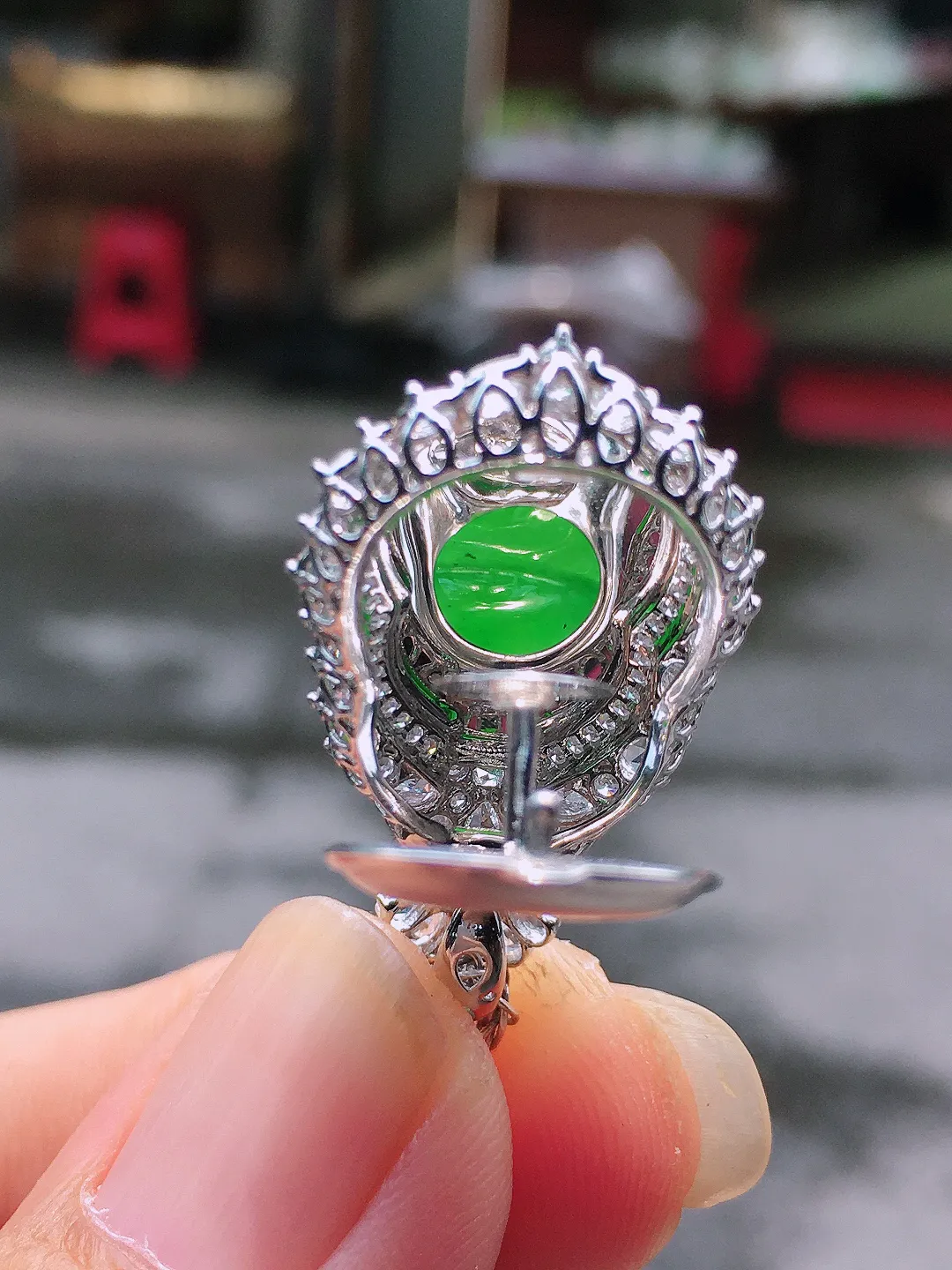 阳绿葫芦吊坠，色泽均匀艳丽，玉质细腻，荧光感超
强，饱满圆润，气质满满。18k
金豪华镶嵌