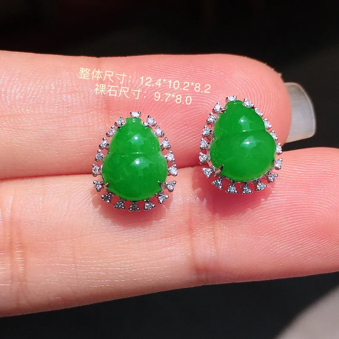 阳绿葫芦耳钉，色泽均匀艳丽，玉质细腻，荧光感超
强，饱满圆润，气质满满。18k
金豪华镶嵌