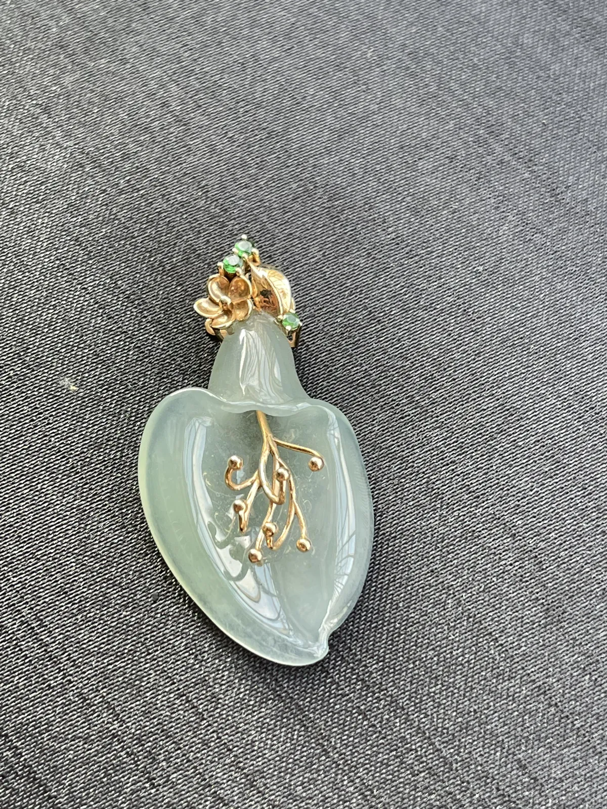 缅甸翡翠A货，玉兰花，花开富贵，很有特色，上身效果很好，裸石尺寸36.89/24.5/6