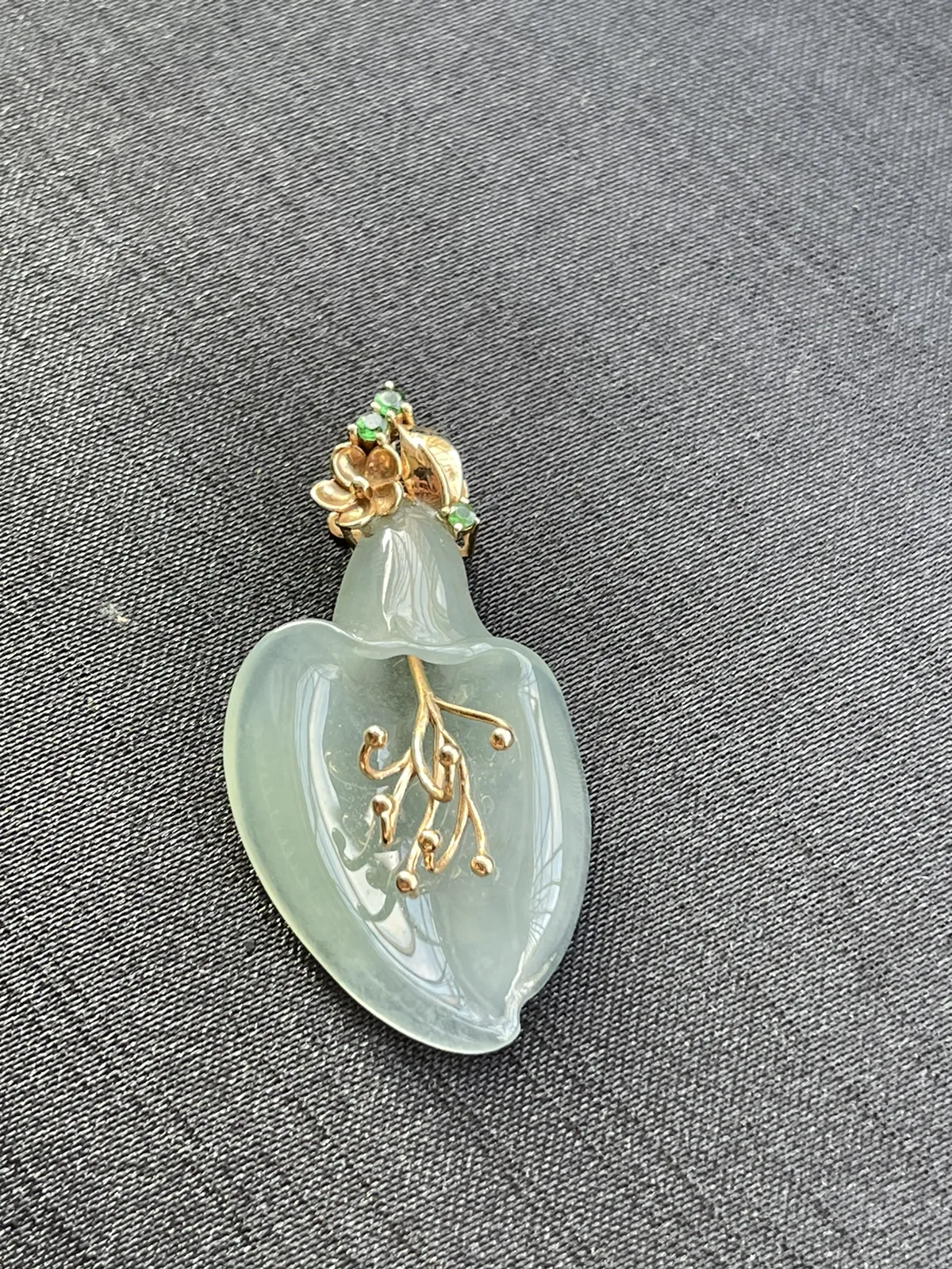 缅甸翡翠A货，玉兰花，花开富贵，很有特色，上身效果很好，裸石尺寸36.89/24.5/6