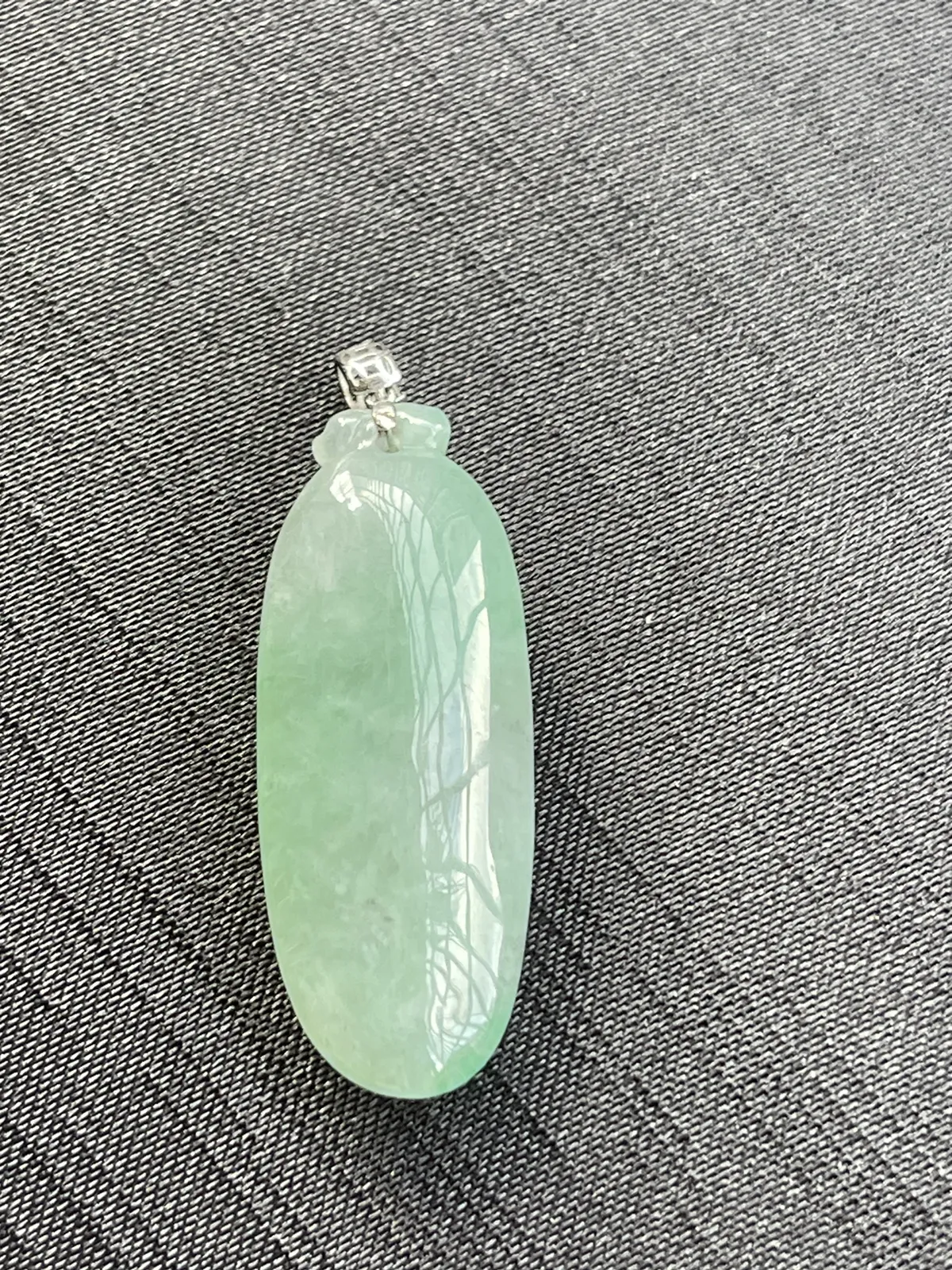 缅甸翡翠A货，福瓜，万事如意，上身效果好，饱满，自然光拍摄，裸石尺寸37.6/14.5/9.3