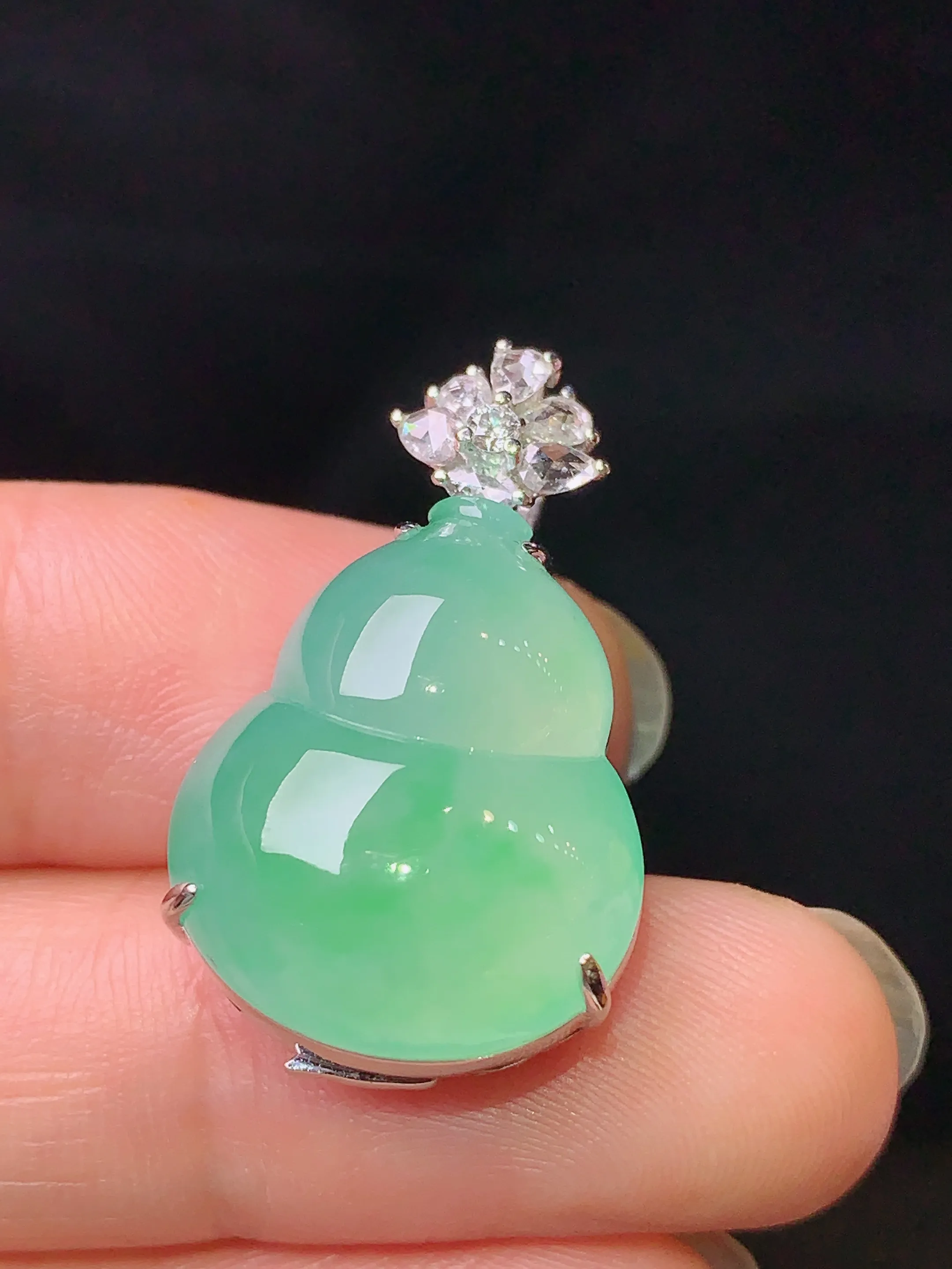 18k金钻镶嵌翠绿葫芦吊坠 玉质细腻 水润亮眼 色泽艳丽 整体尺寸26.2*16*11.2